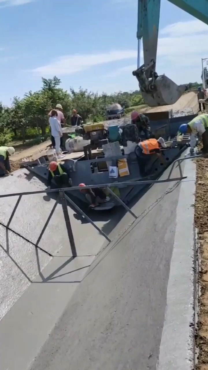 混凝土渠道衬砌机操作简单,省时省力!