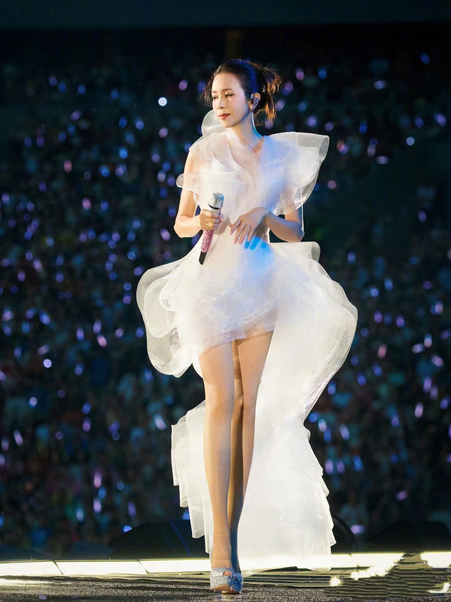 莫文蔚不仅腿细她还直这让腿也很细的杨幂羡慕不已因为杨幂的腿