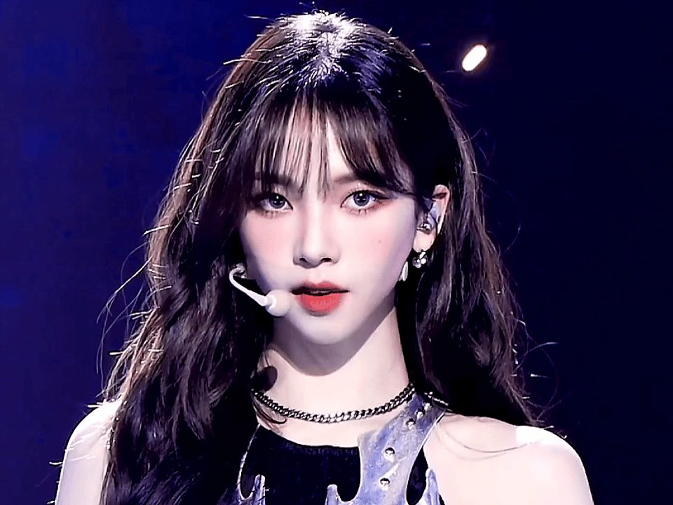 柳智敏,蛇系大美女,真人肯定超级亮眼,头小脸小五官精致