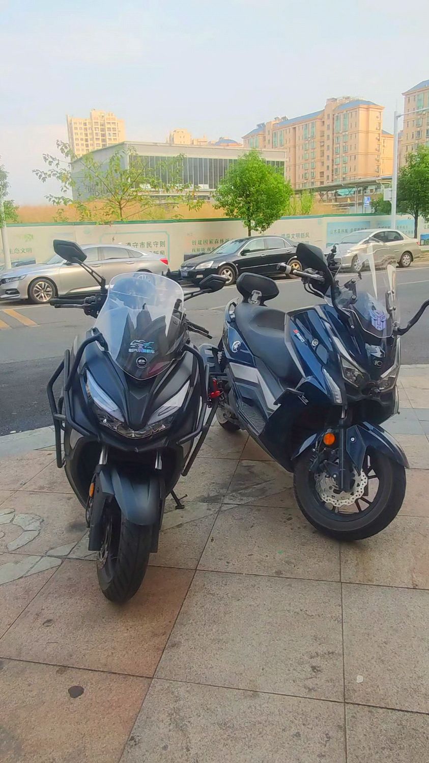 鸿250和光阳s250价格相差1一万多,你会怎么选?