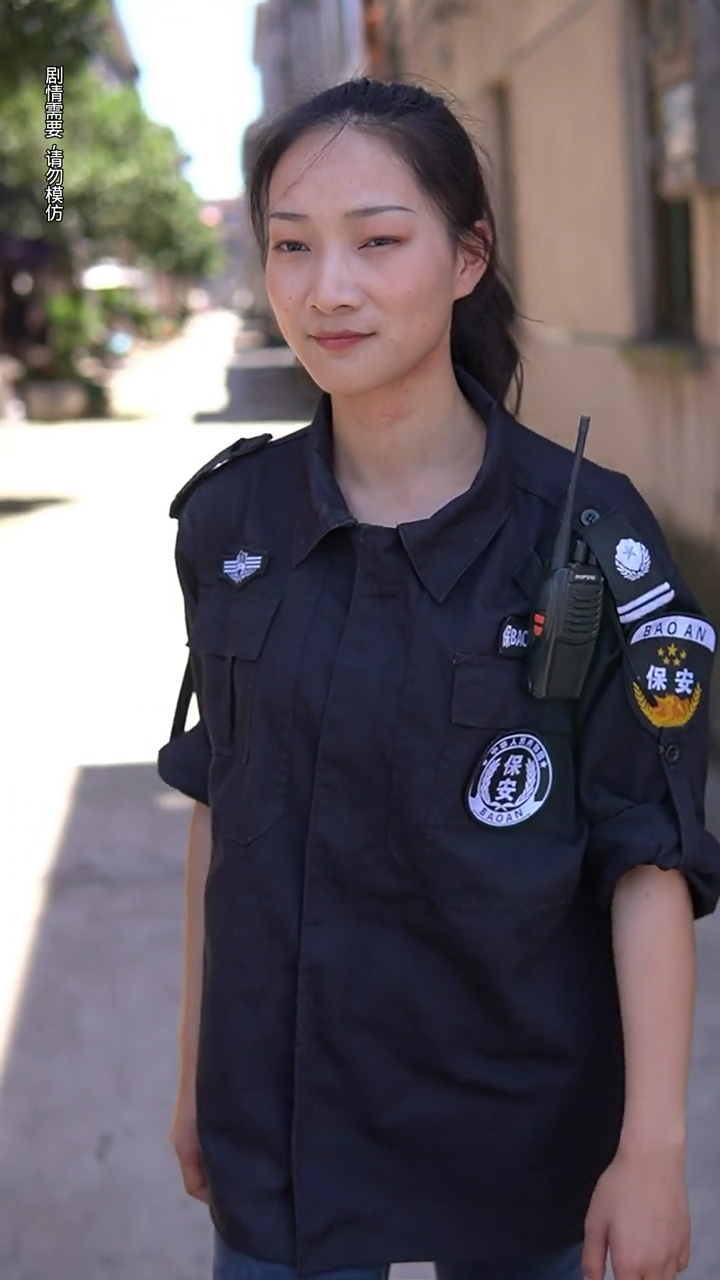 霸气女保安勇擒嚣张恶徒,成功解救小姑娘