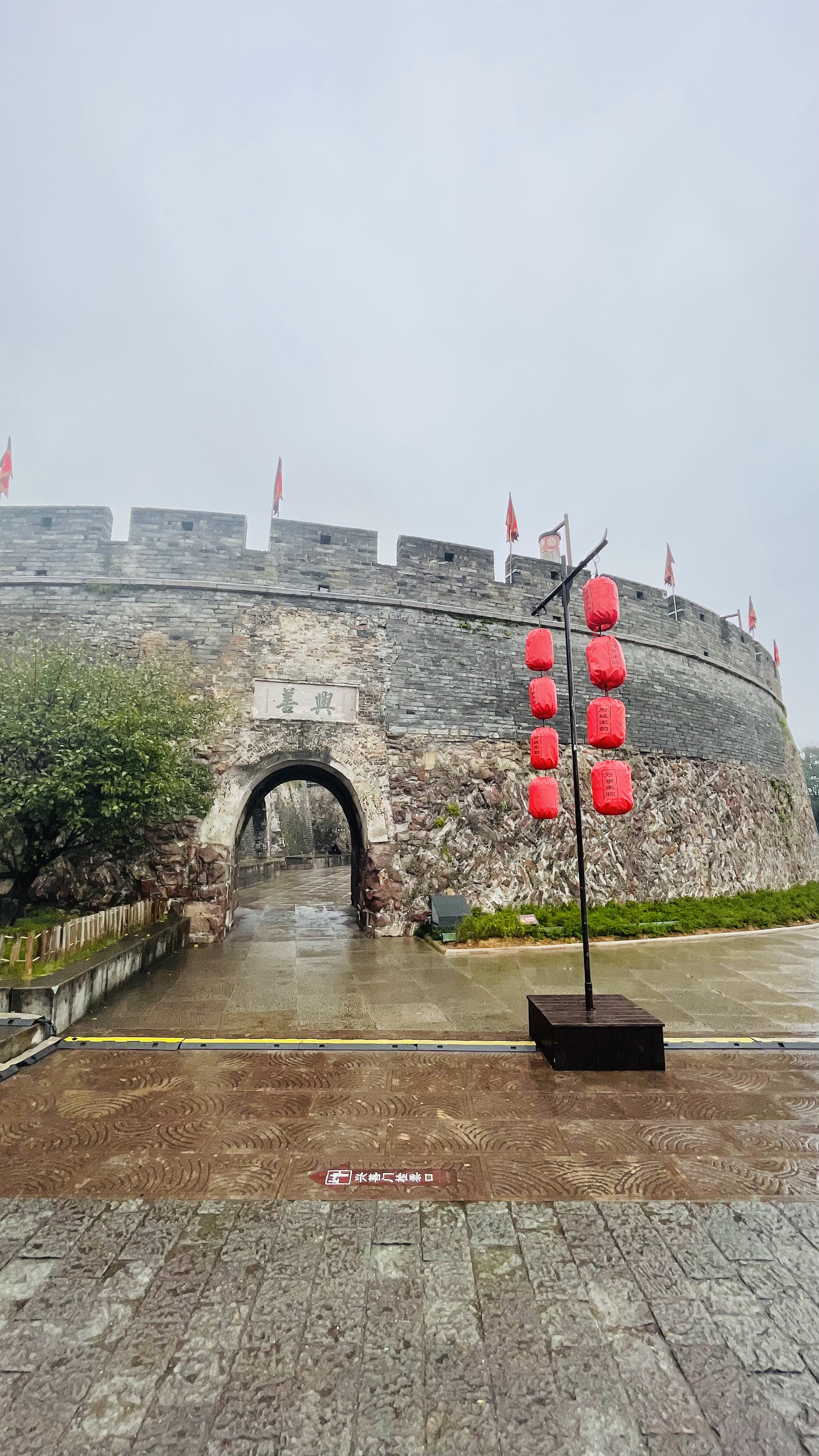 一个细雨绵绵的下午,走在临海台州府城墙