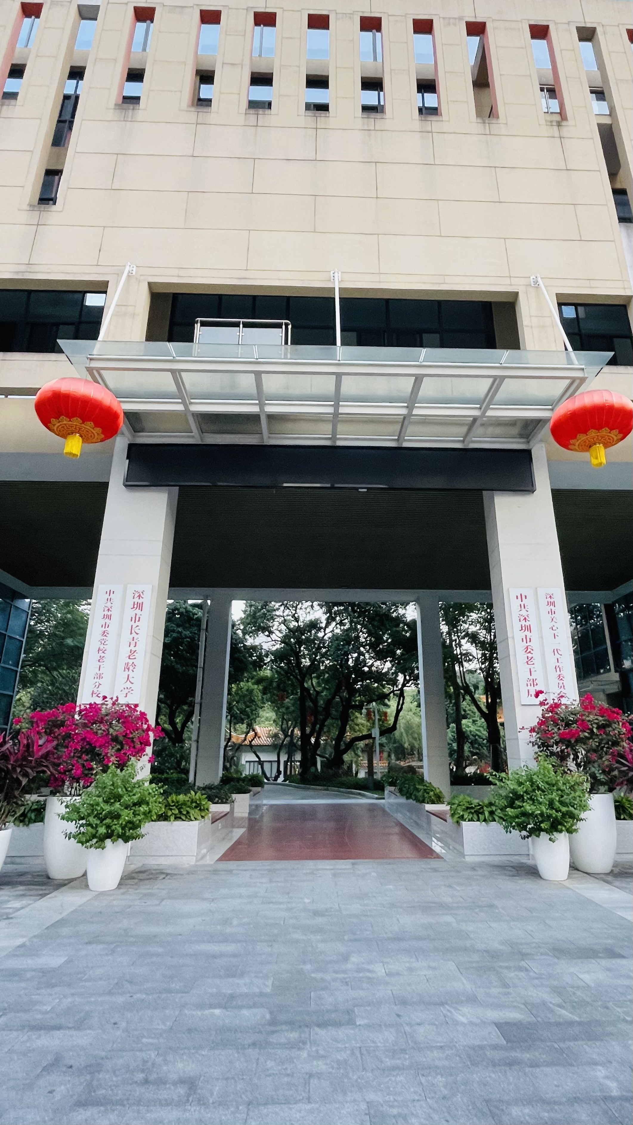 深圳市长青老龄大学各种社团活动纷呈,合唱,舞蹈,模特,摄影屡次在全国