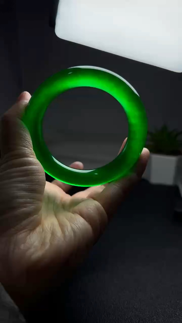极品,高冰帝王绿翡翠手镯,有喜欢的朋友私信我