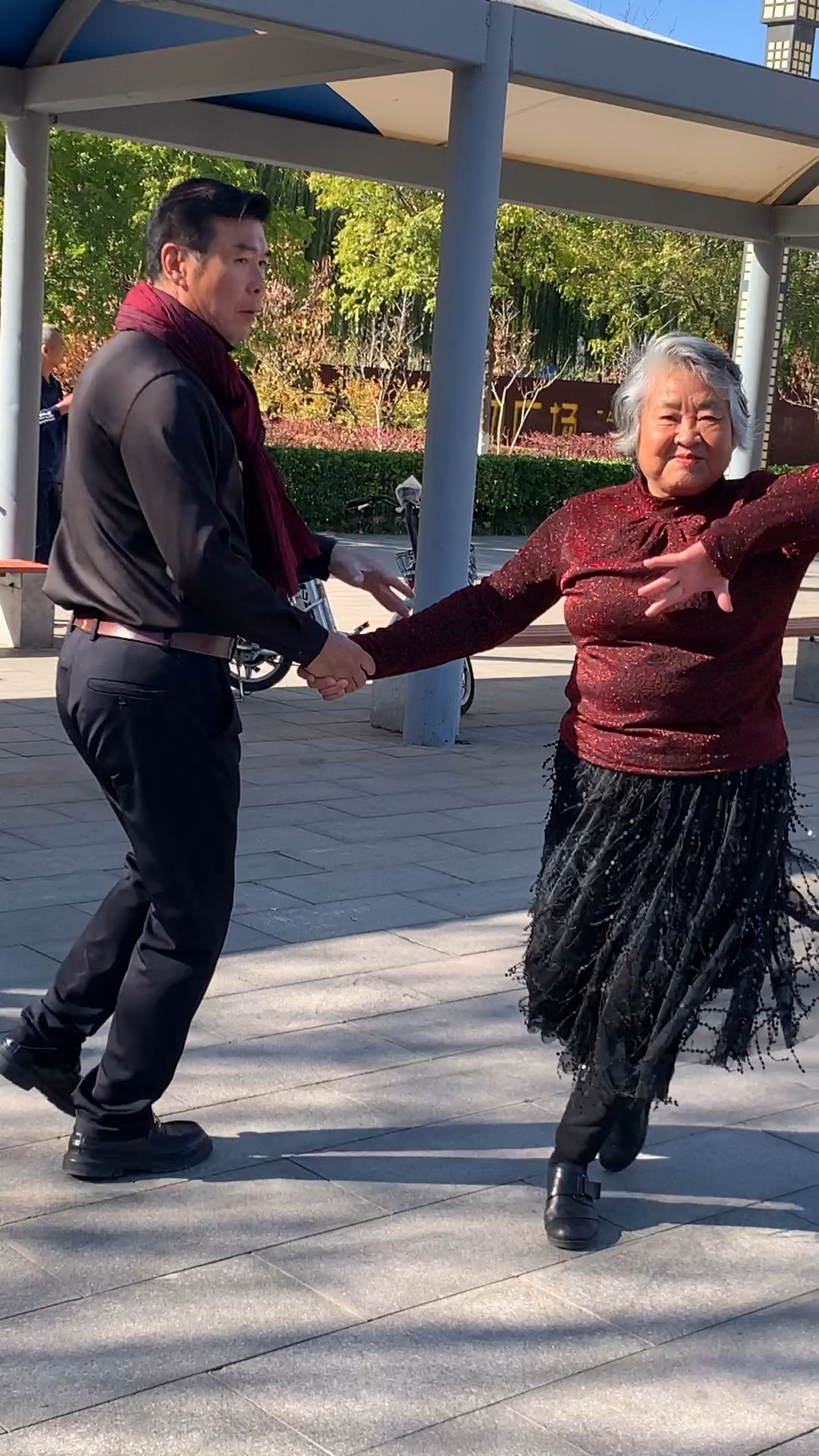 78岁老奶奶舞姿优美大方,跳得真好