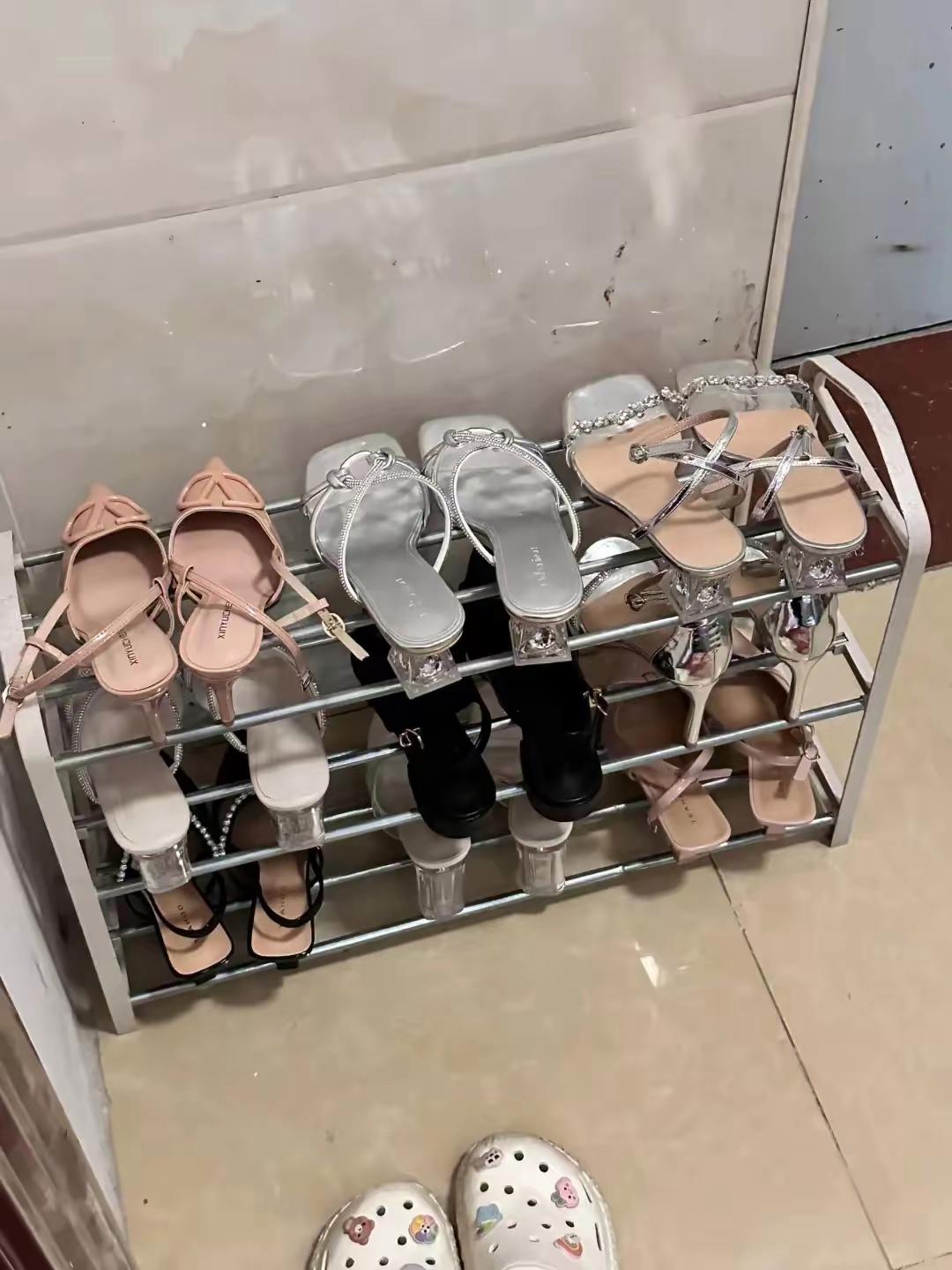 当中也是不拘小节,把自己走t台的鞋子都摆放在家门口,使楼道更窄巴了