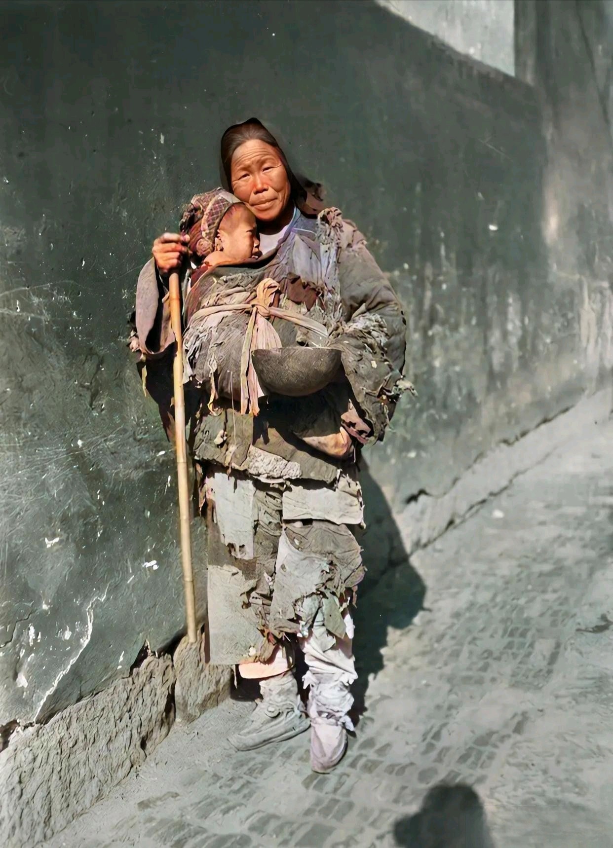 年在杭州街上拍到的,他用镜头记录了那时老百姓贫困潦倒的苦难生活