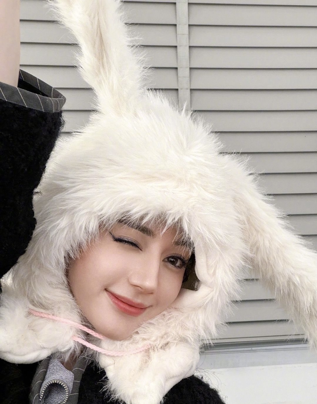 迪丽热巴兔子头套照萌萌的好可爱啊!她怎么做到既可爱又性感的!