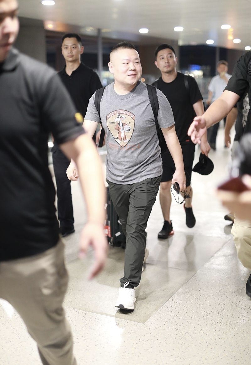岳云鹏讲,有一年,他拿了工资心里高兴,回家过年想给父母个惊喜,没有给