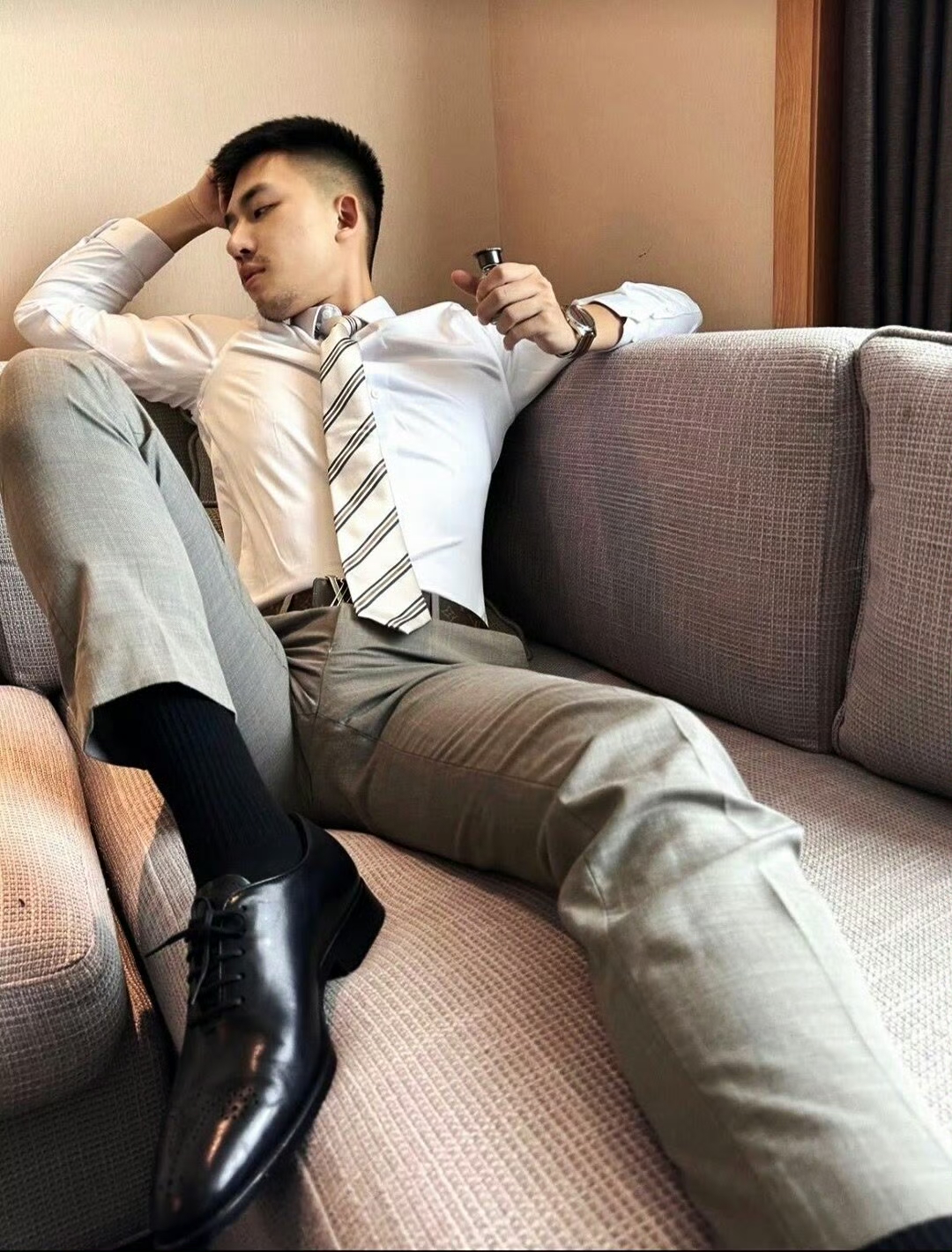 帅哥穿正装,豆挺好看的哈