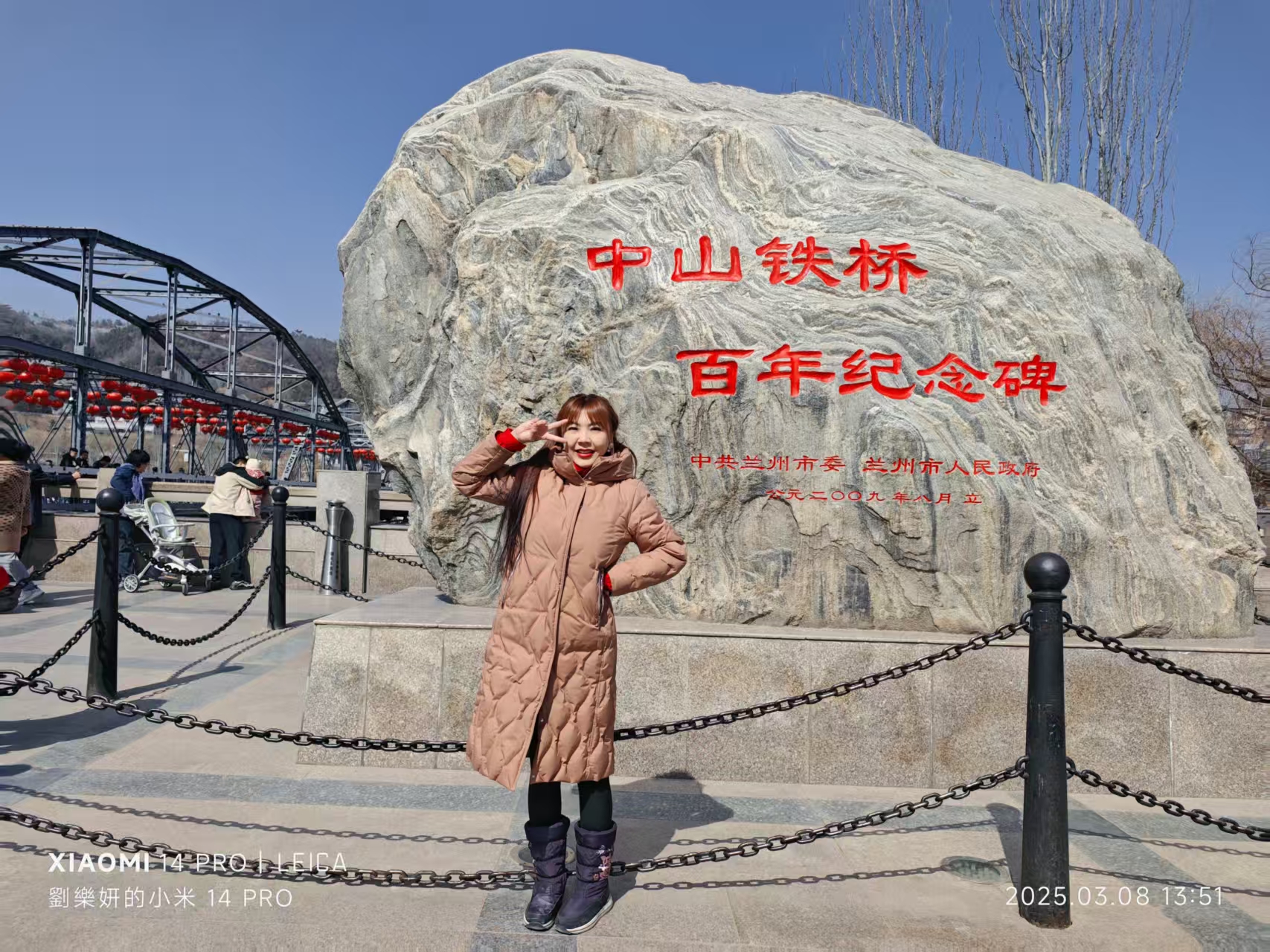 而且我现在所在的位置是在兰州黄河中山铁桥旁边的公厕