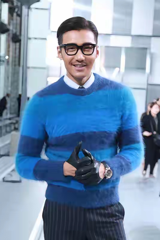 今天媒体爆料,胡兵微博示爱柯蓝,柯蓝回应,这成了头条新闻