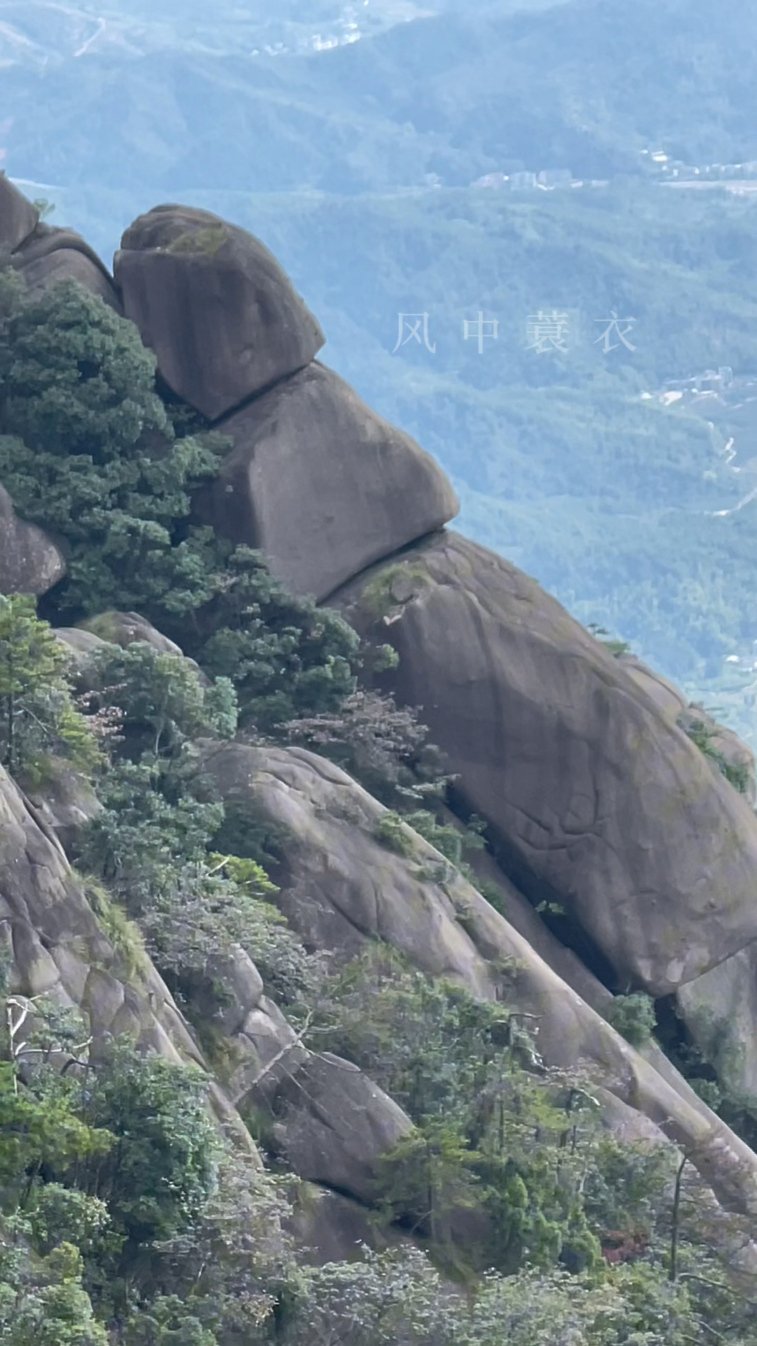 上饶灵山景区景色真不错,山顶上的石头跟拉便秘一样一小段小段