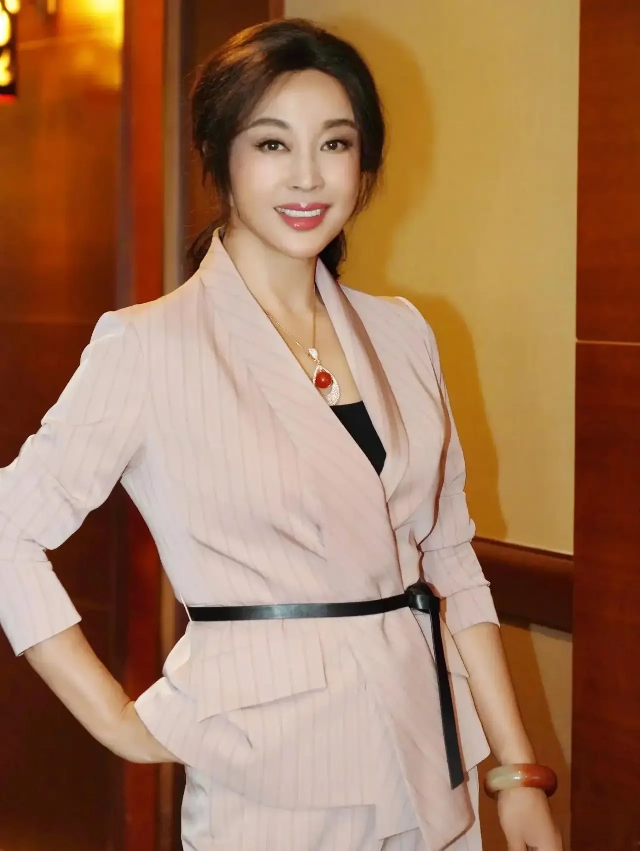 老越迷人的十大女星女明星图片岁数大点美人如花容颜不老富态的明星