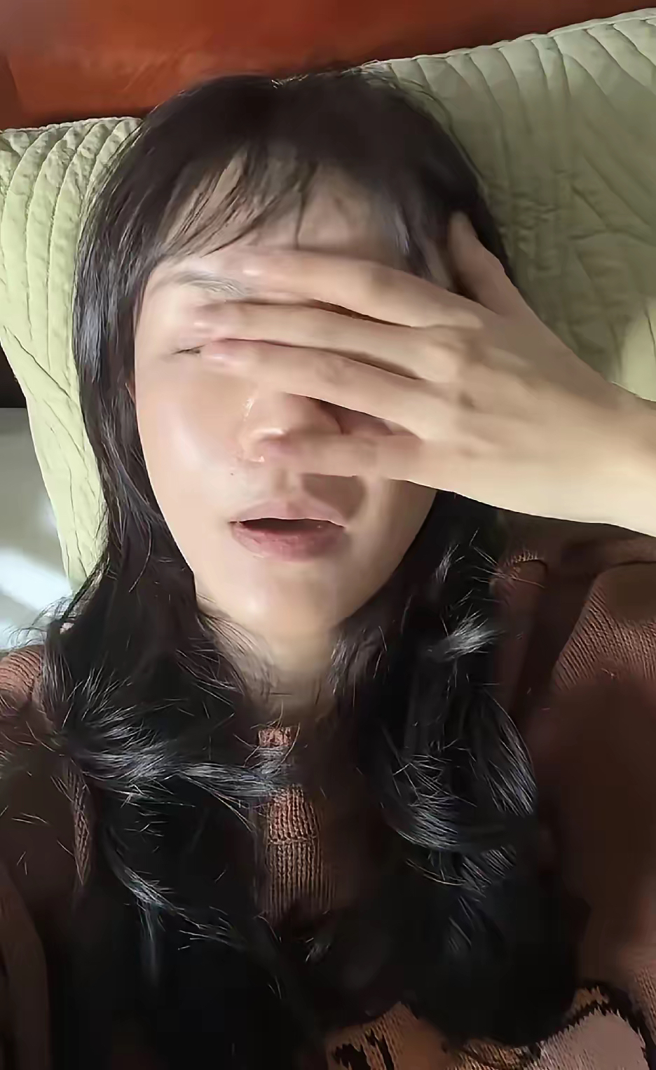 知名主持人李艾刚刚躺在床上发视频痛哭流泪,表示自从