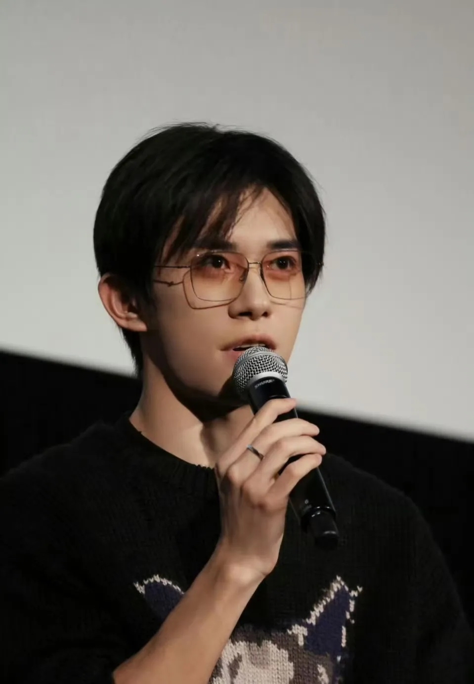 易烊千玺东京电影节造型曝光,金丝眼镜另类帅气 近日,易烊千玺在带着