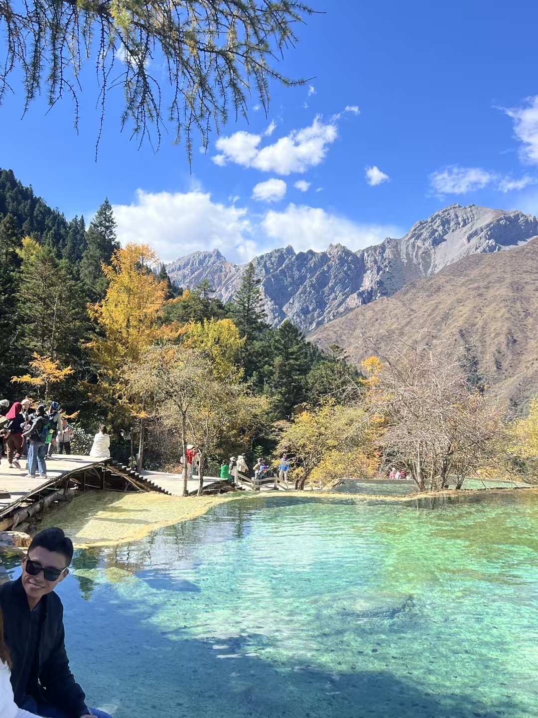 雪宝顶地势陡峭,奇峰迭出,终年积雪封顶,孕育着丰富的古代冰川遗迹和
