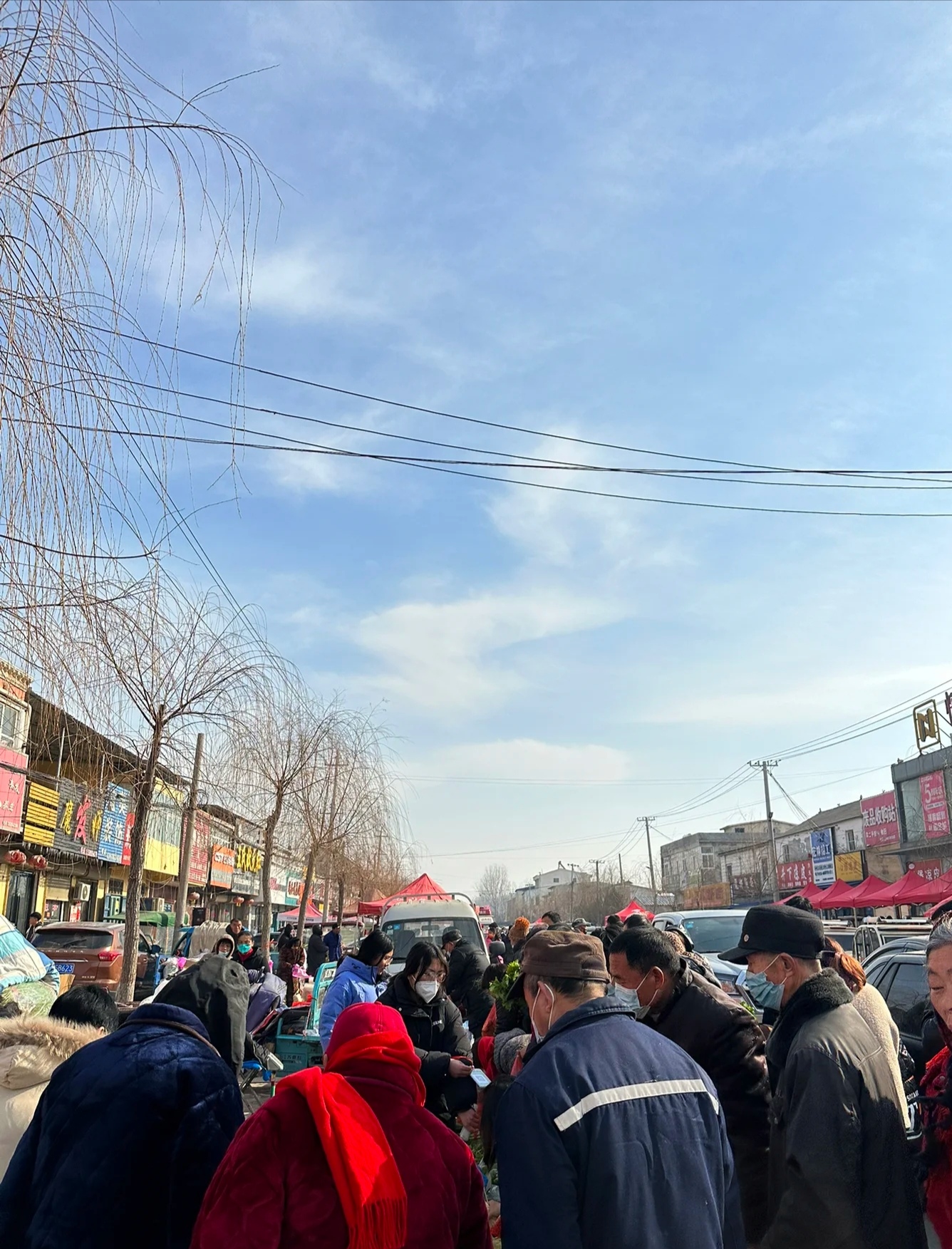 农村大集上,年货摊热闹非凡