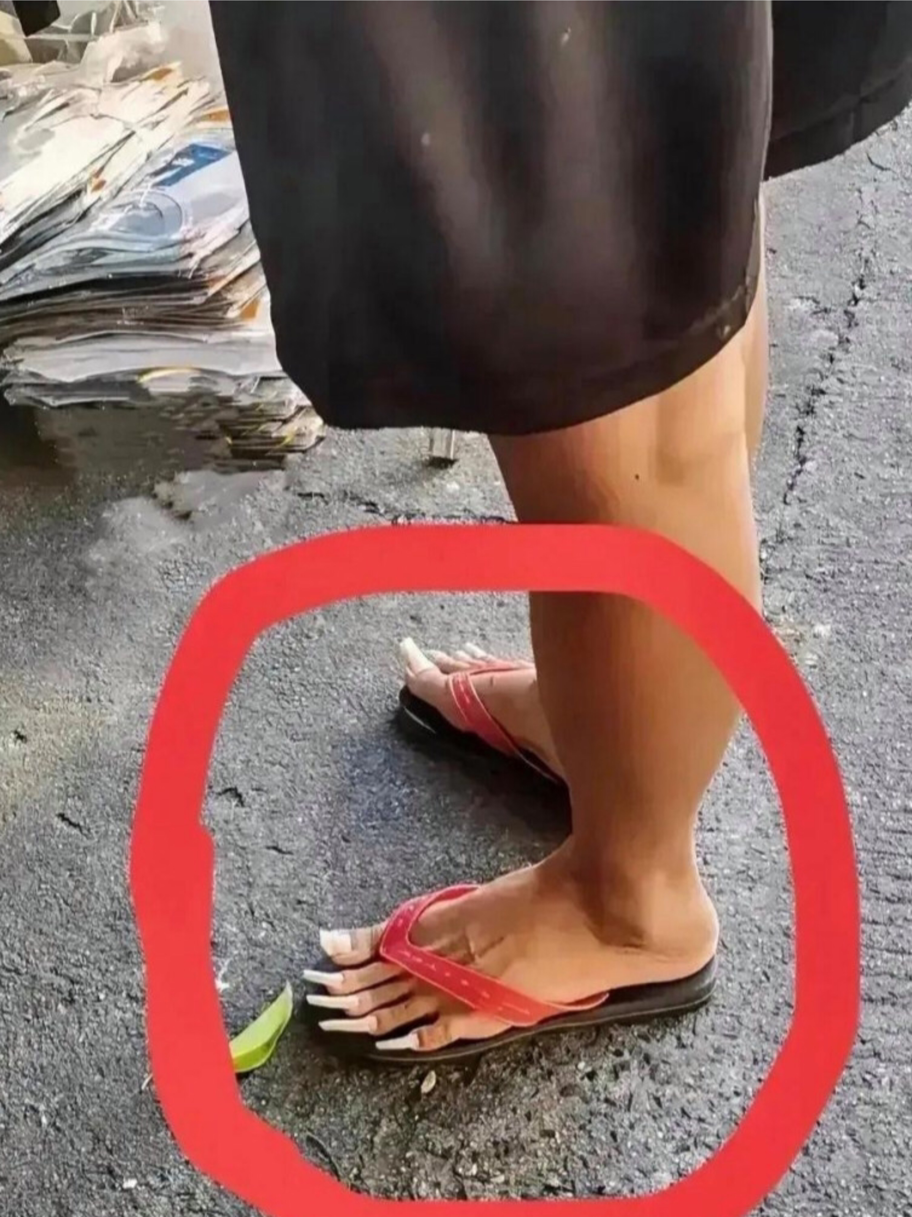我在下班回家的路上,无意中看到一个脚穿红色凉鞋的男人,他的脚指甲