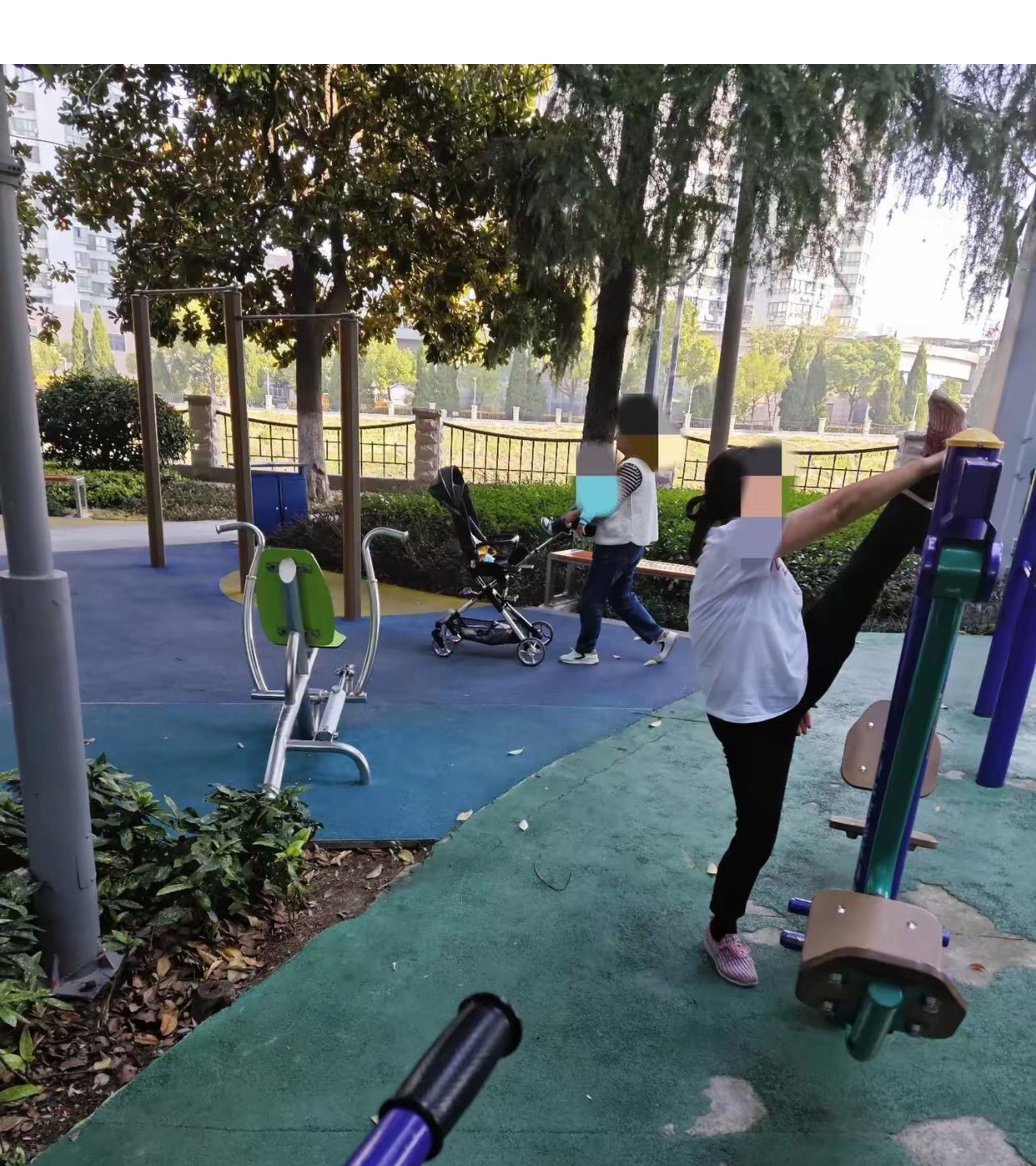 保姆照看下的孩子总不免让人泛起一丝怜意