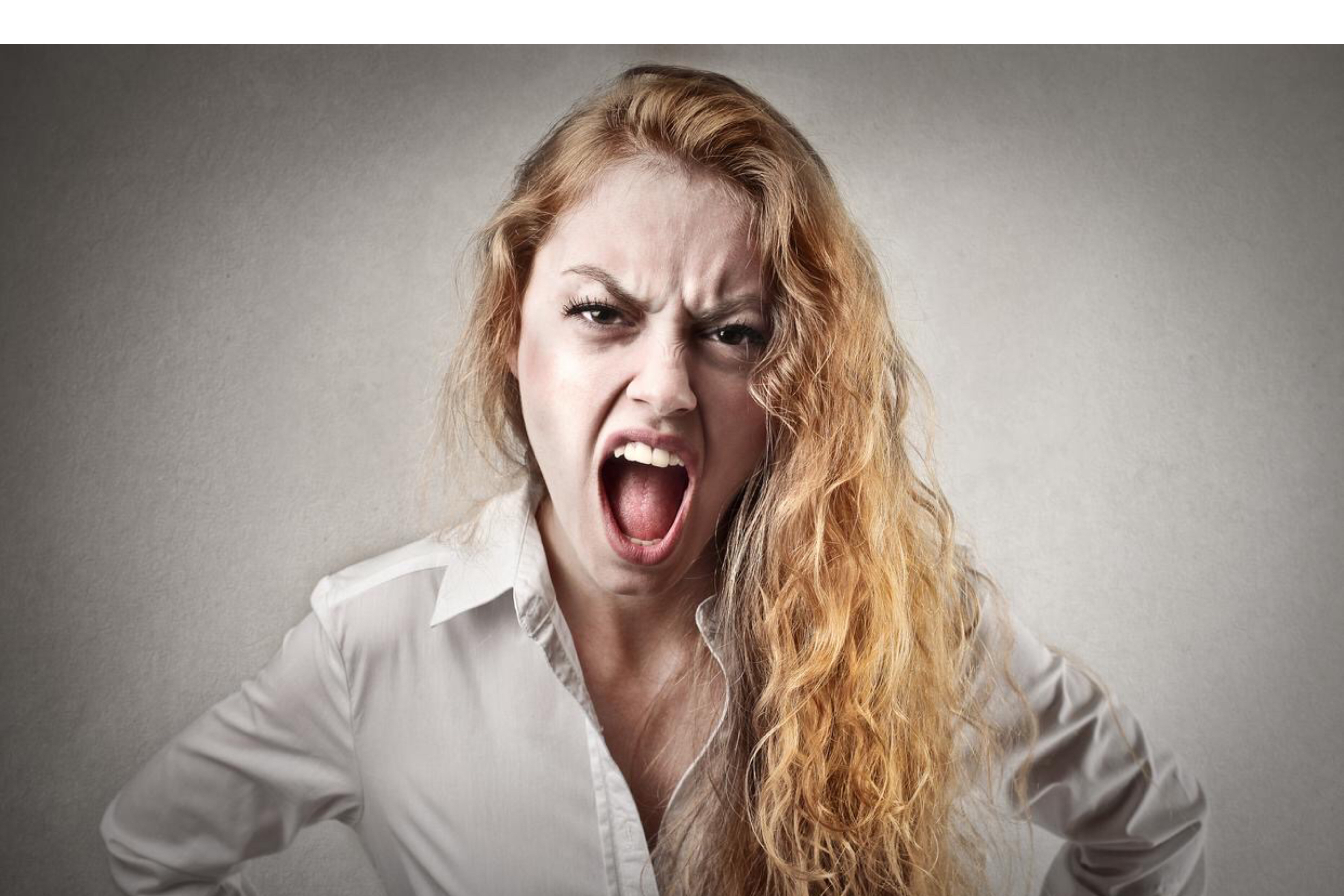 公公当即黑了脸,大声呵道:"这是儿媳家,轮不到你当家,快坐下!