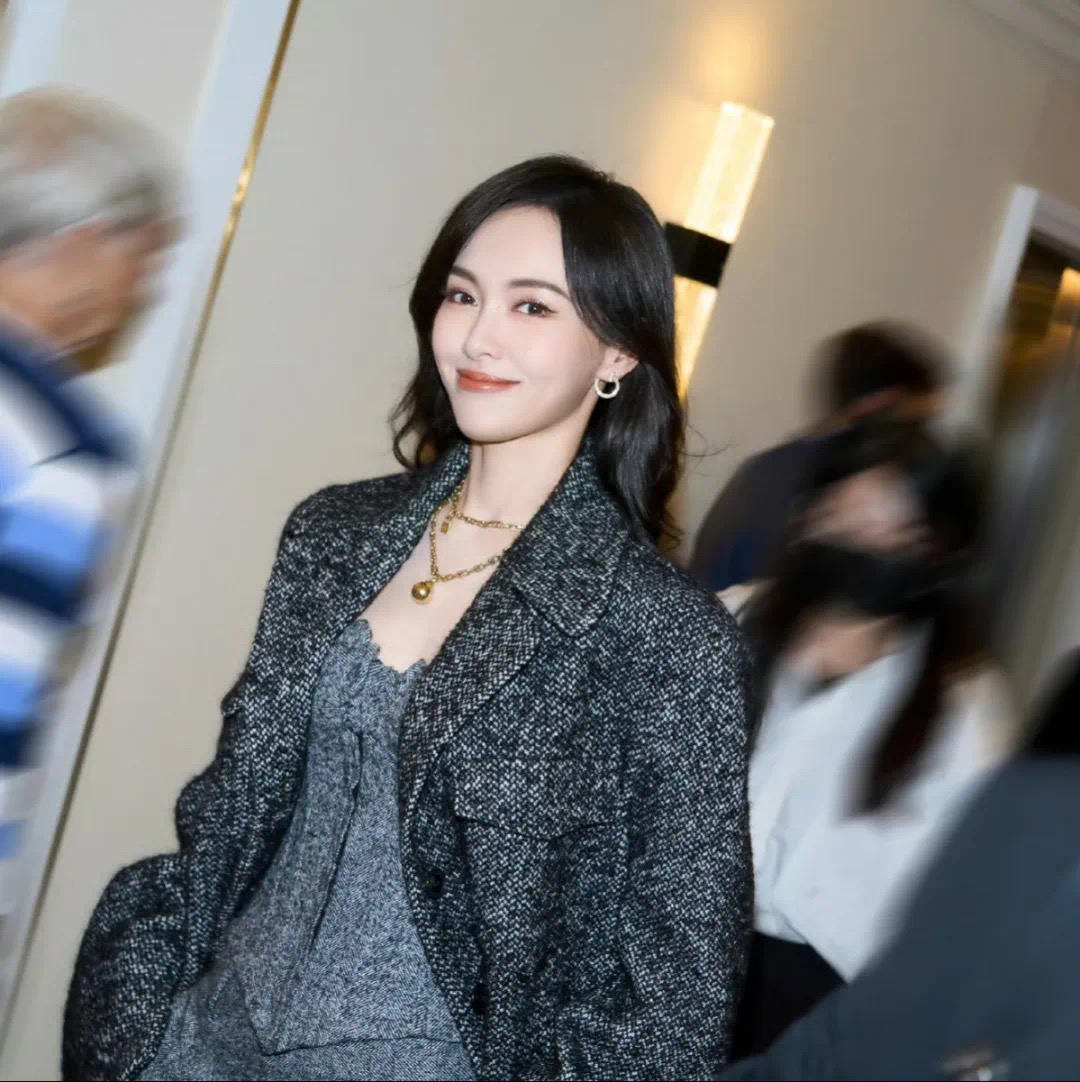 唐嫣现在高奢资源不断而很多艺人为能获得高奢圈的青睐私下里没少和