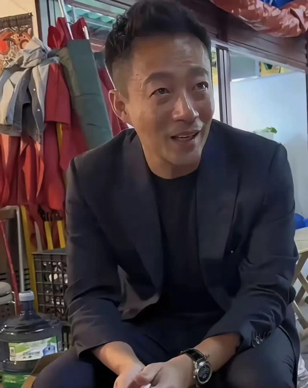 汪小菲虽然年龄大了但也是有偶像包袱的为了看上去更年轻他还把