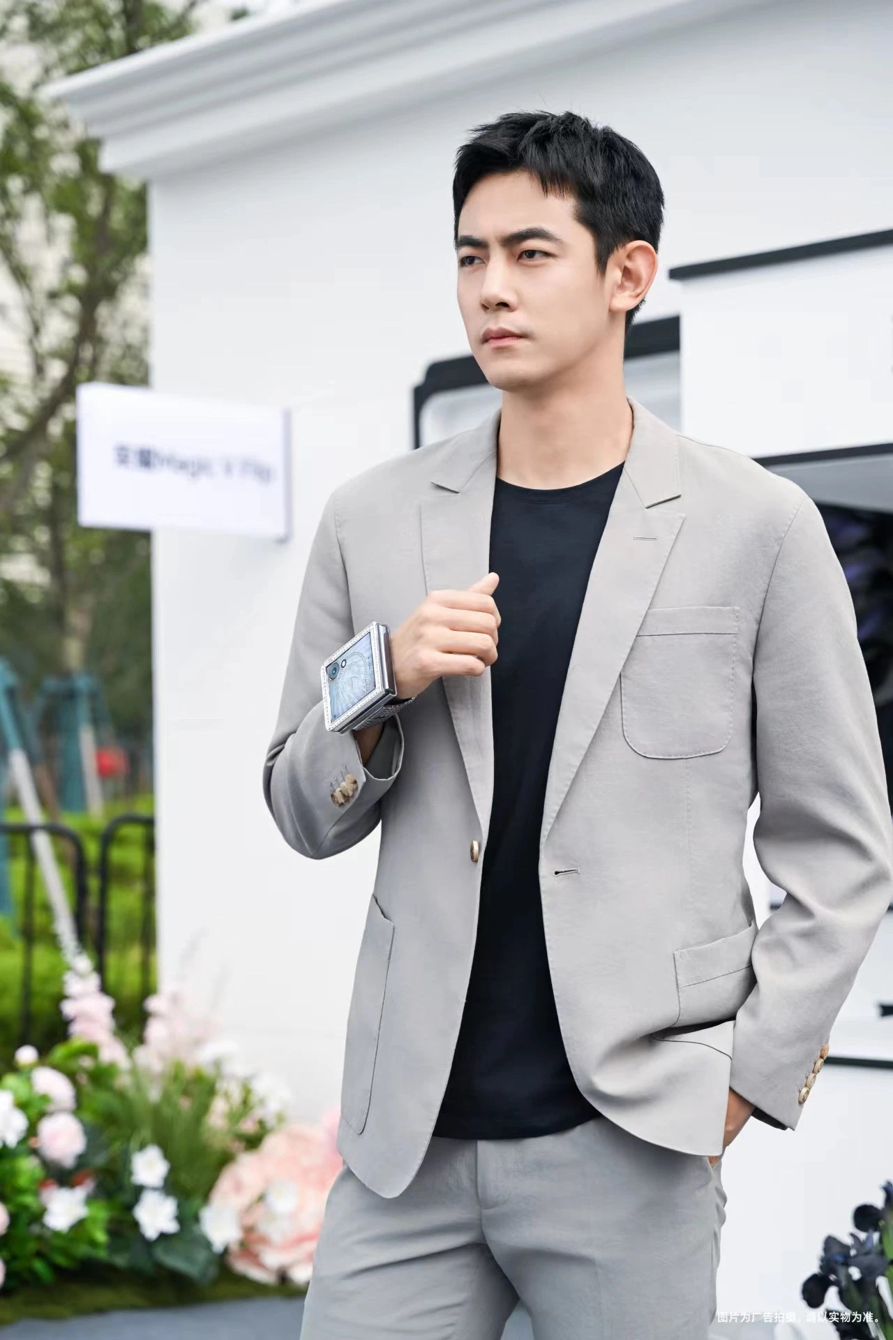 纪凌尘还是有戏拍的,只是角色分量不高,以配角项目为主