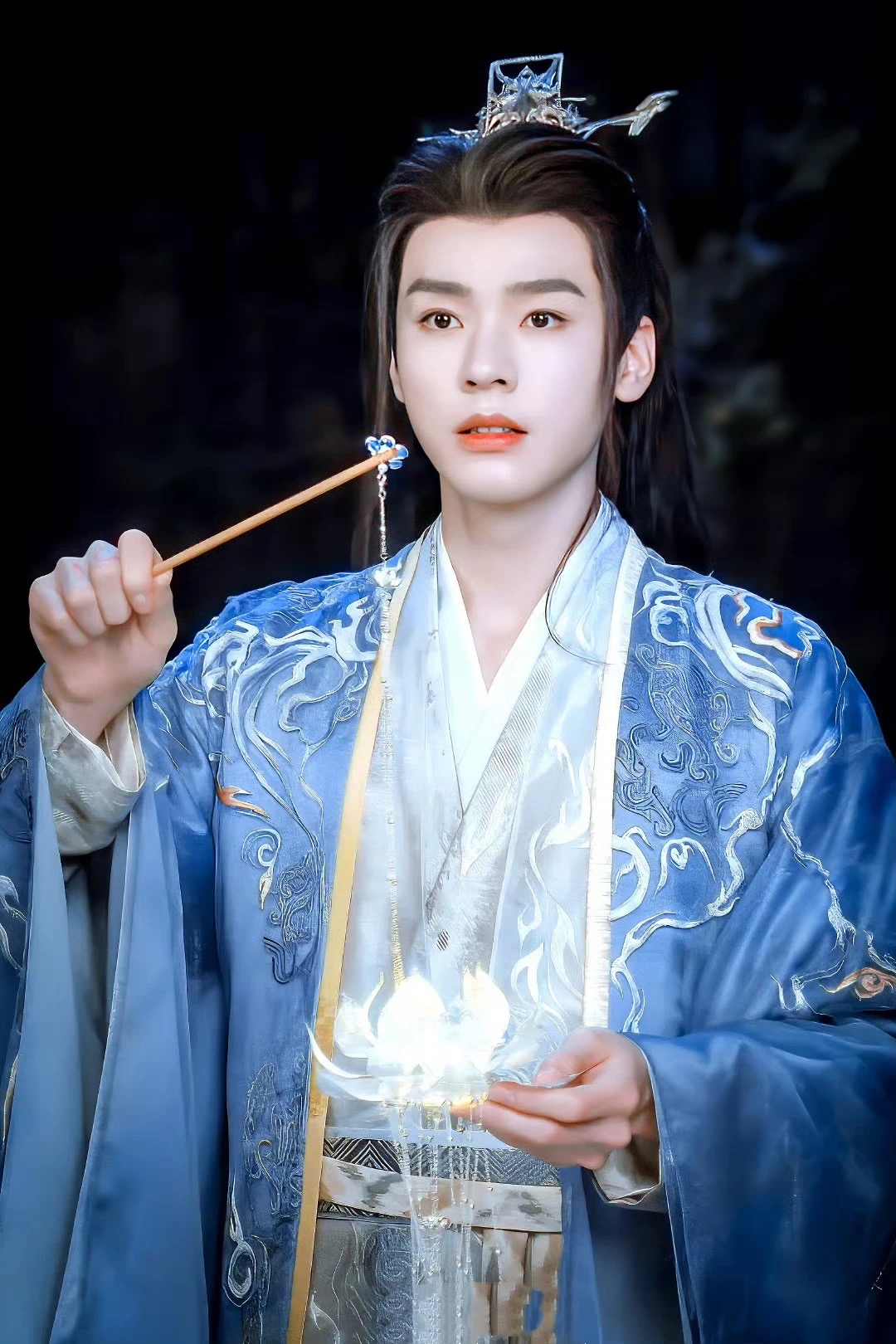 这点网友可以放心,龚俊虽然演技一般,但是他古装出道,加上合作起来