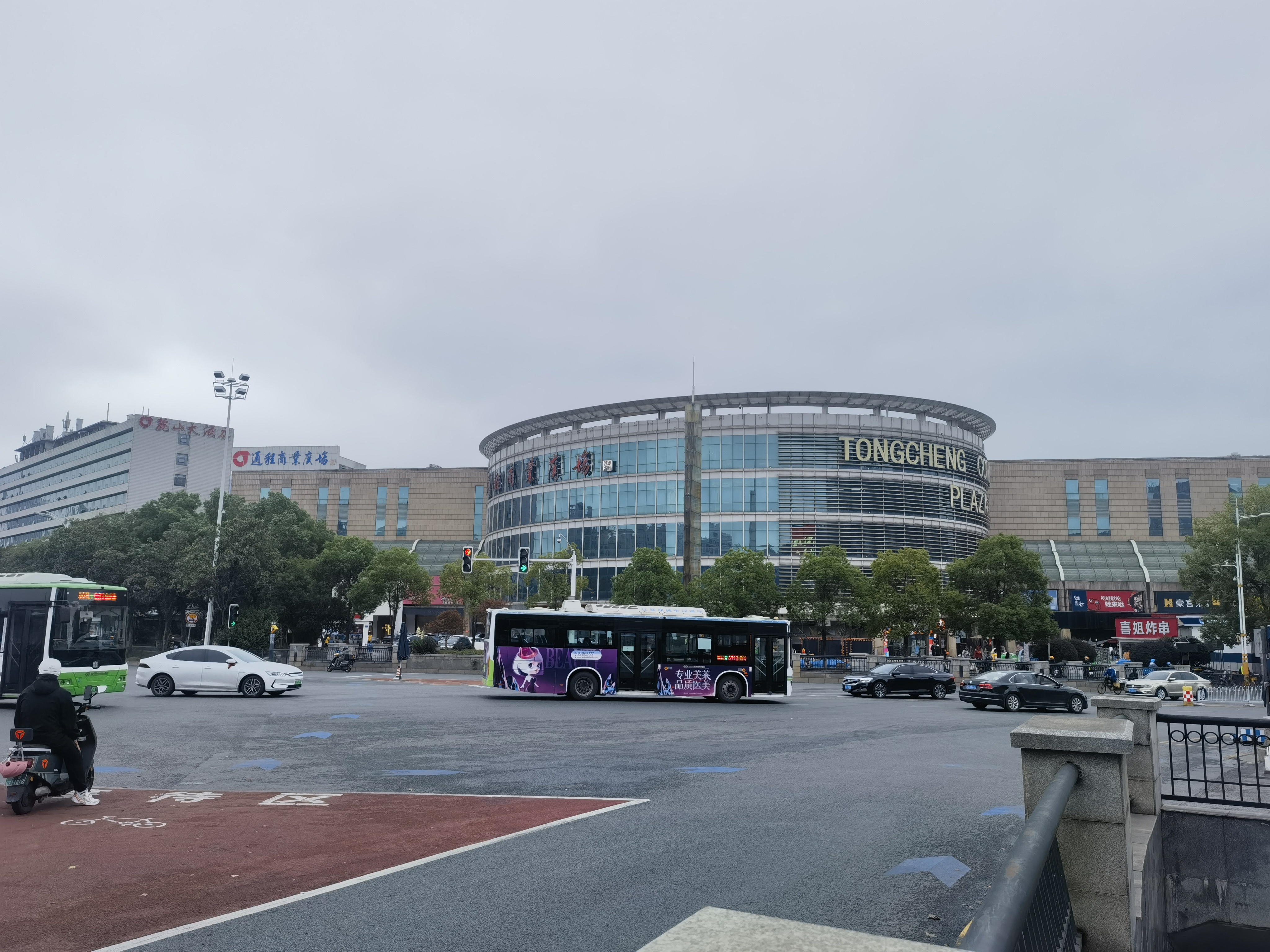 由于溁湾镇绿地项目迟迟没有动静,整个长沙溁湾镇就靠通程商业广场一