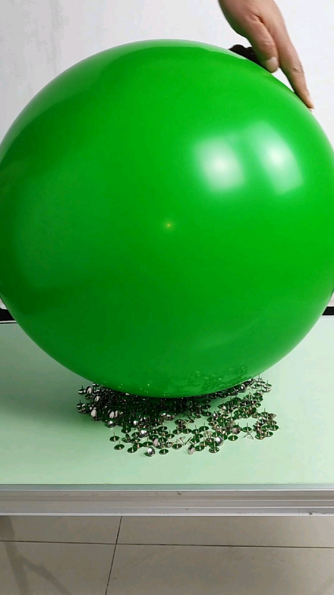 小泽做扎气球实验,为什么第二个绿色的大气球不会破呢