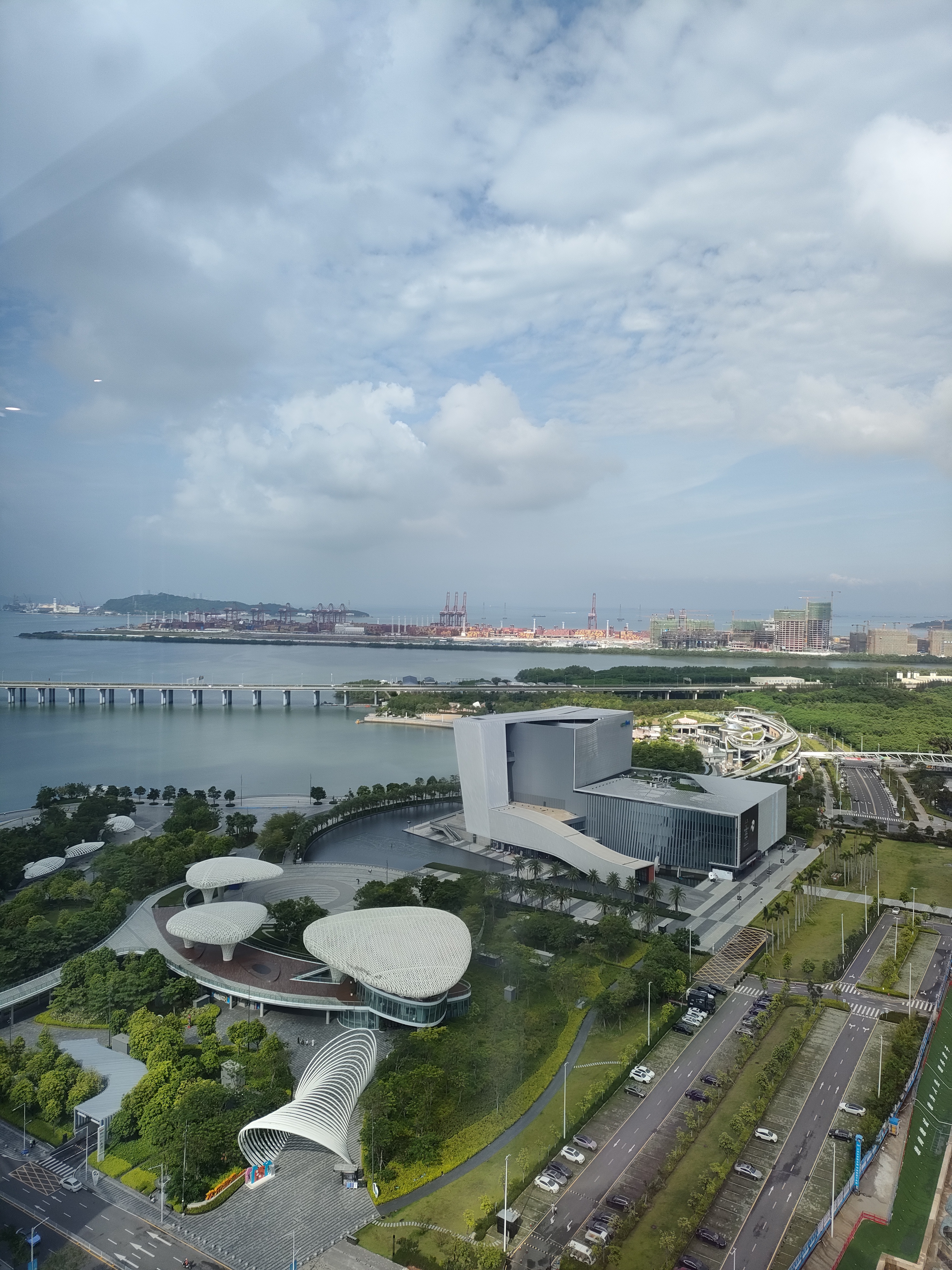 多少人不敢跟家里说,每天假装照常上班,颠沛流离,心累至极