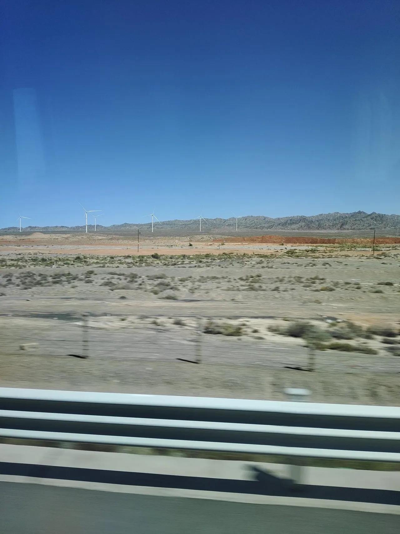 这次有幸去西部,就感觉国家头太大了,原来雄关漫道的甘肃西部多荒凉