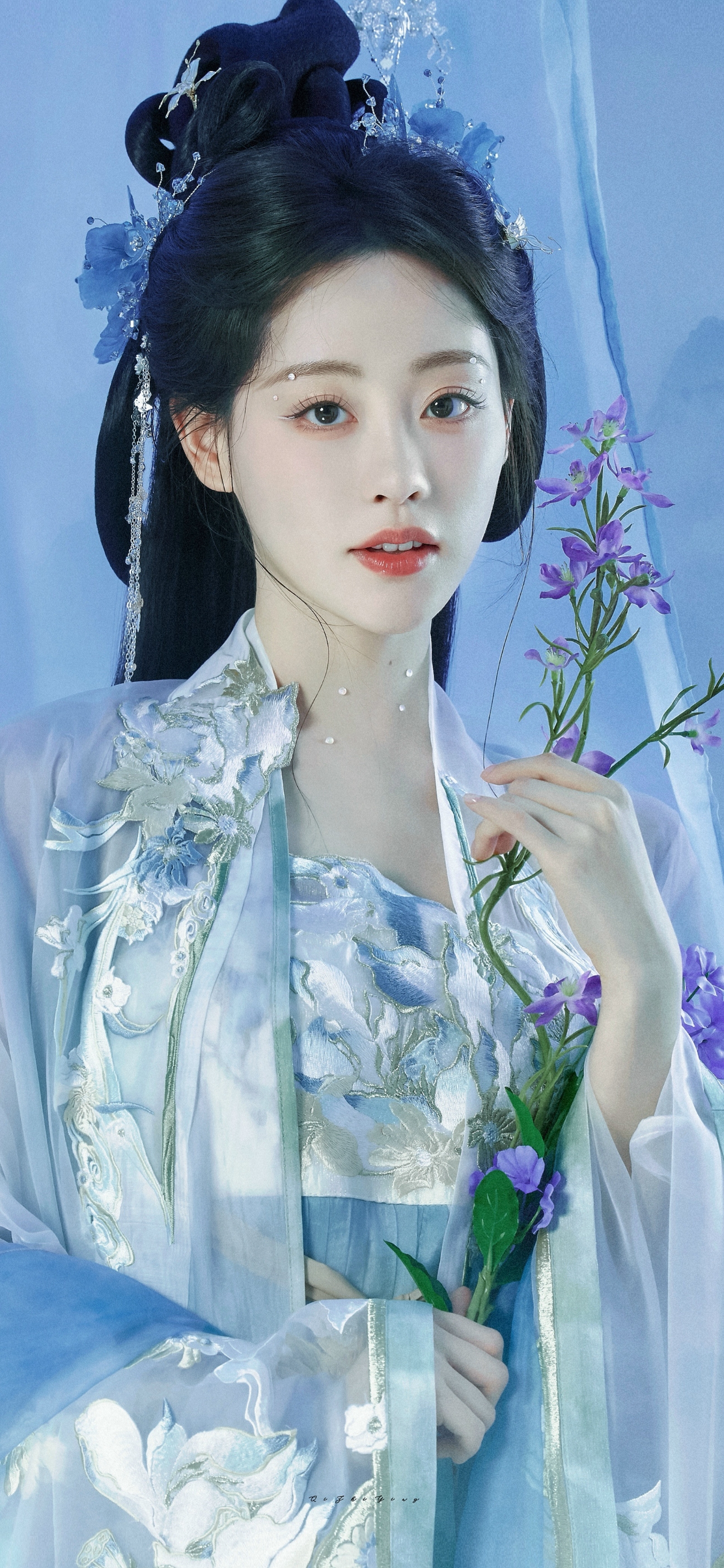 那绝美的容颜,加上一袭古装,仿佛自带仙气滤镜,美到让人移不开眼!