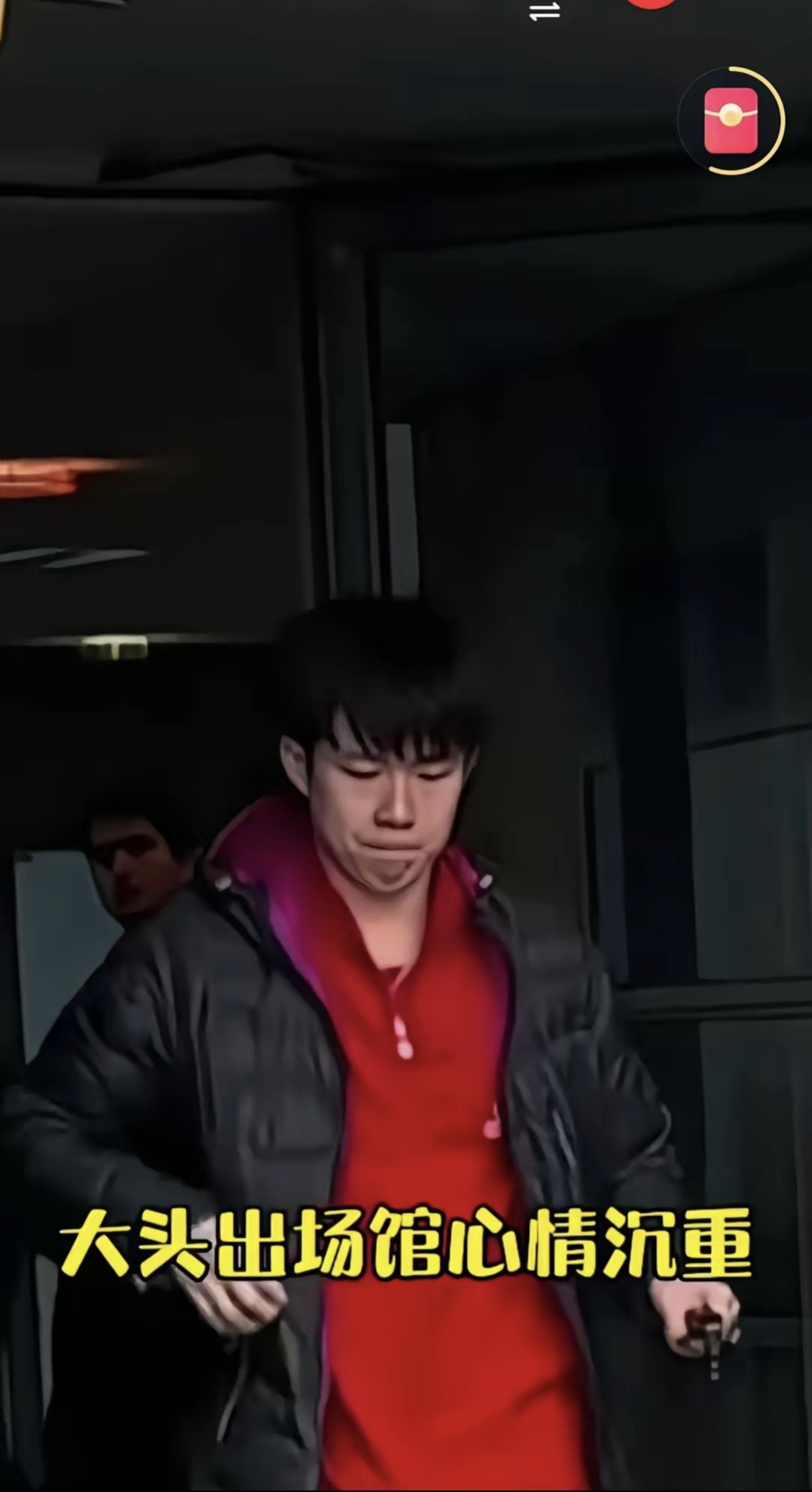 很难了吧?他只是一个24岁的小男孩,所有的舆论,伤