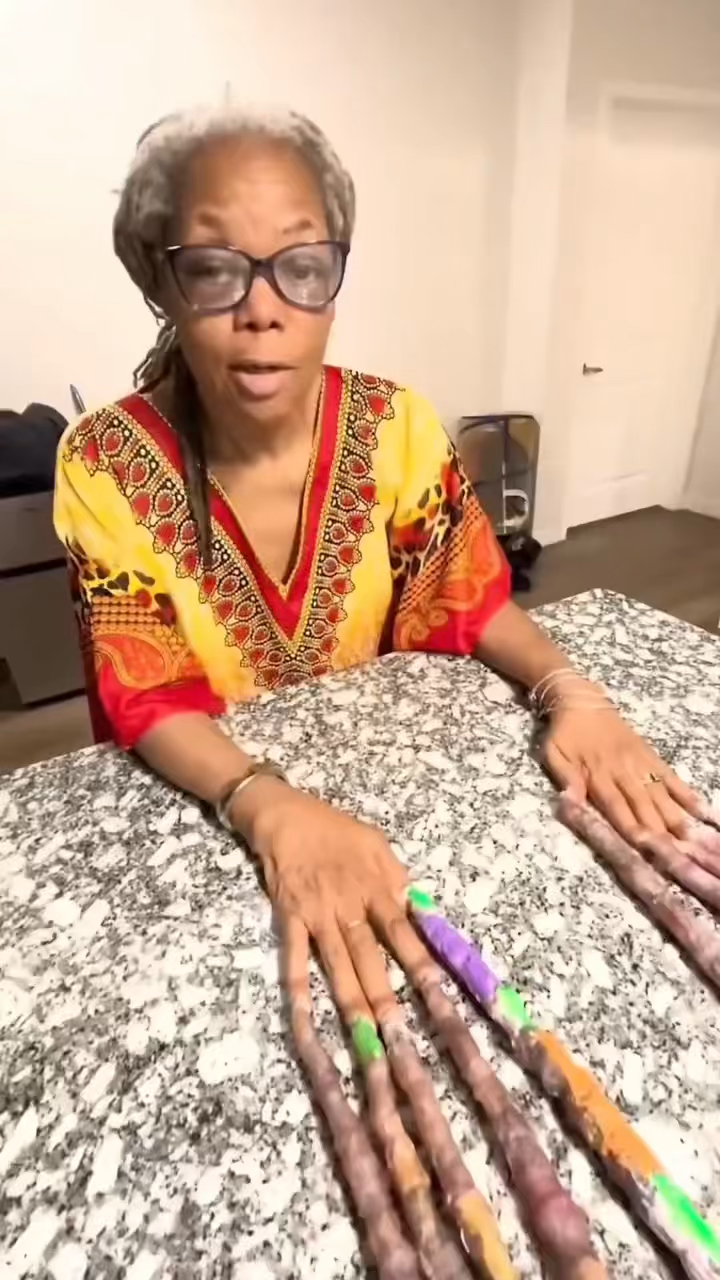 世界上指甲最长的人.