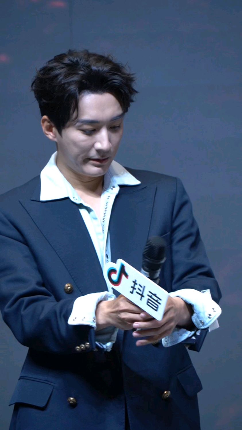 刘学义好帅一男的