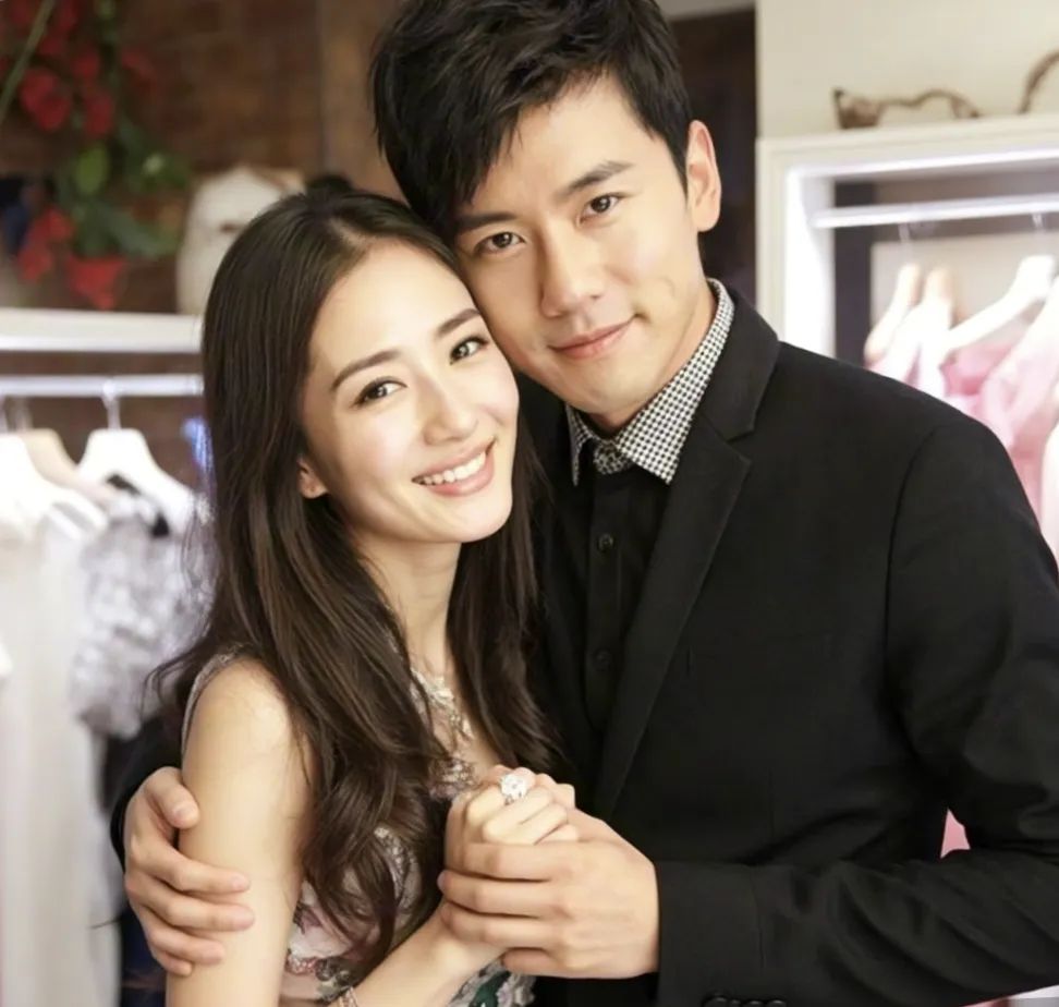 12月14日,谢娜在微博上积极为张杰的演唱会电影进行宣传,这一举动不仅