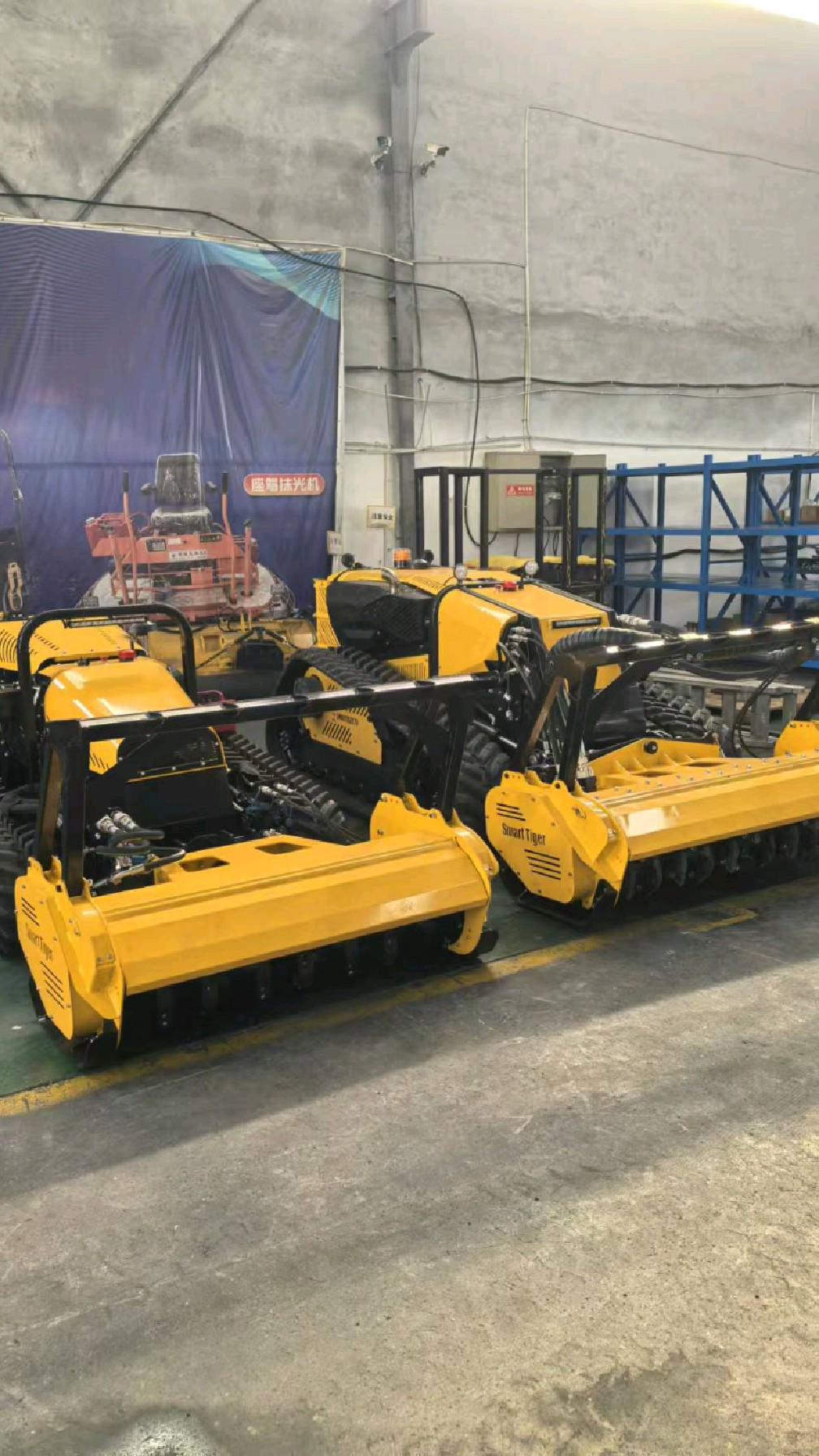 伸缩履带遥控开辟车 75马力荒山割灌机森林防火拓荒清障车 侧移式拓荒