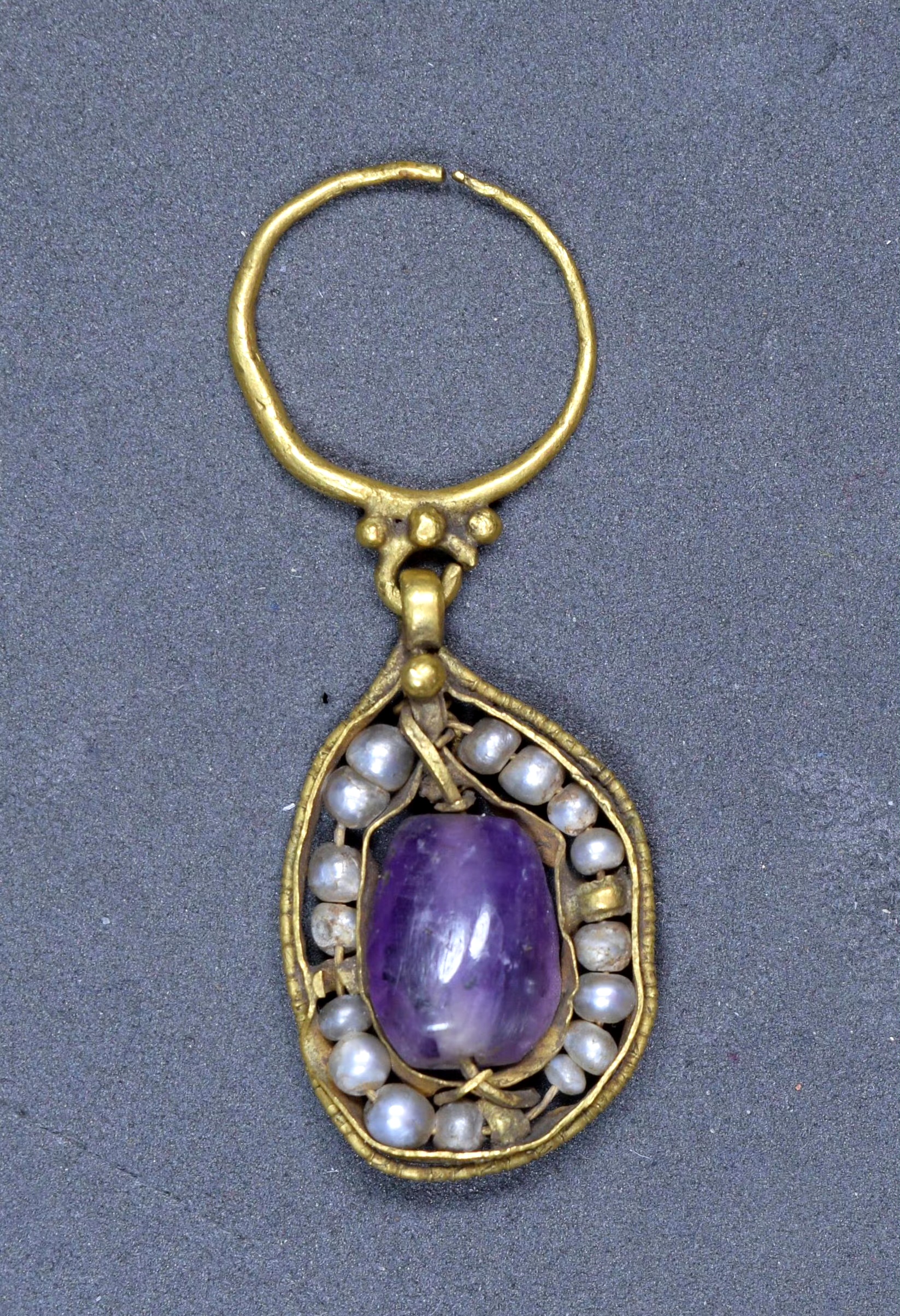 大英博物馆收藏的一对金耳饰,出自意大利撒丁岛的tharros地区,单个通