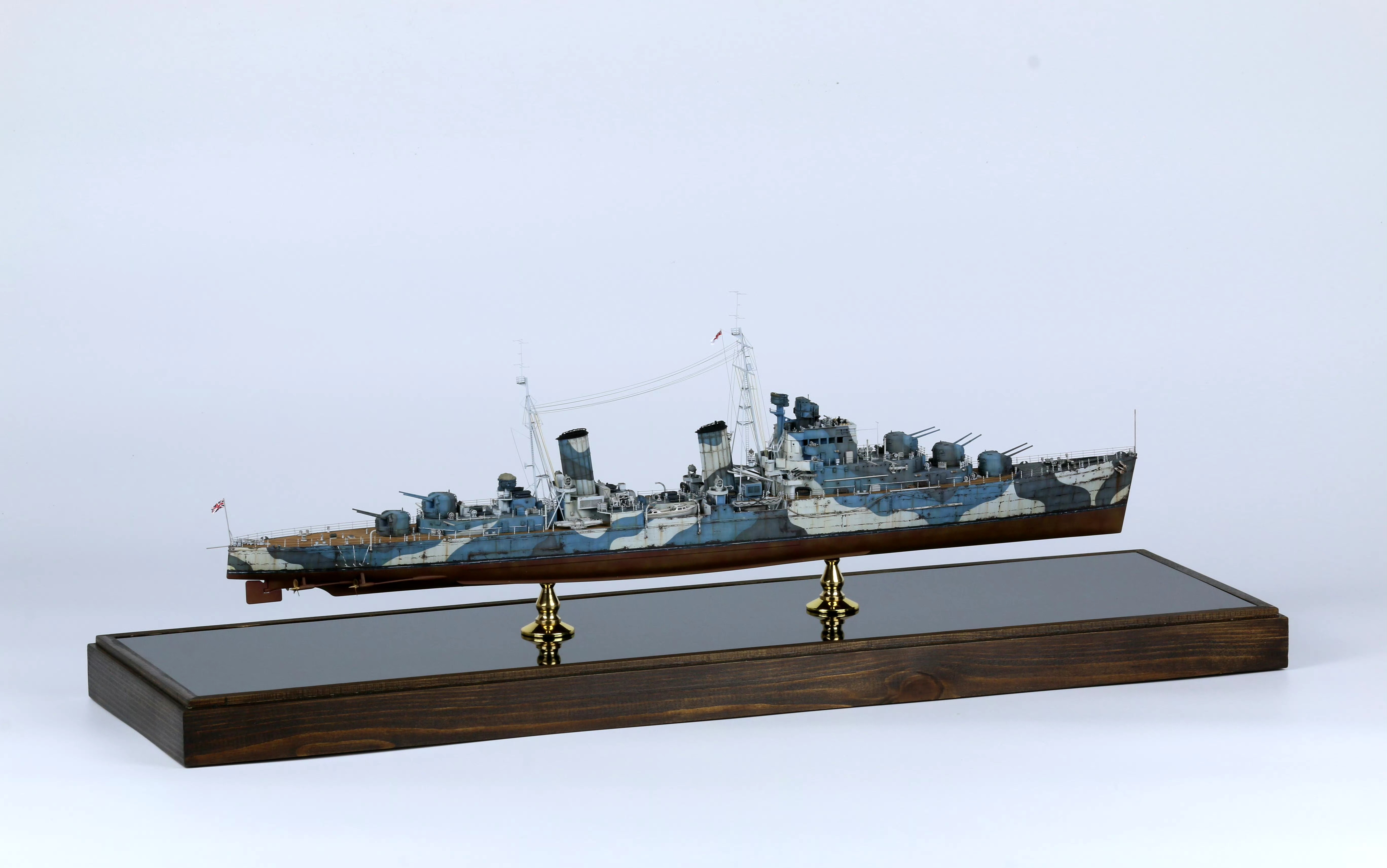 模型欣赏:1/350 二战英国海军"水中仙女"号巡洋舰,舰身的战斗痕迹刻画