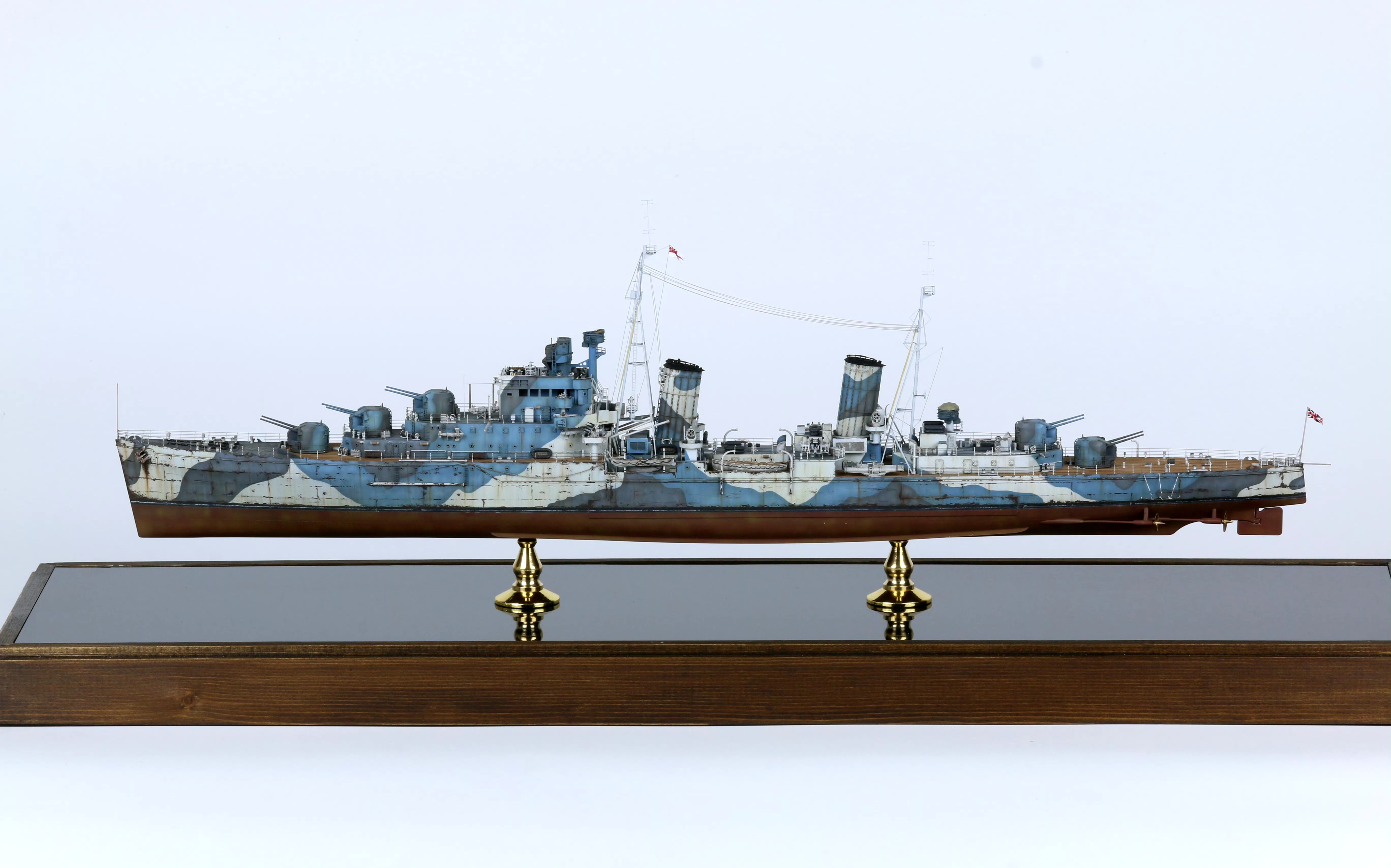 模型欣赏:1/350 二战英国海军"水中仙女"号巡洋舰,舰身的战斗痕迹刻画