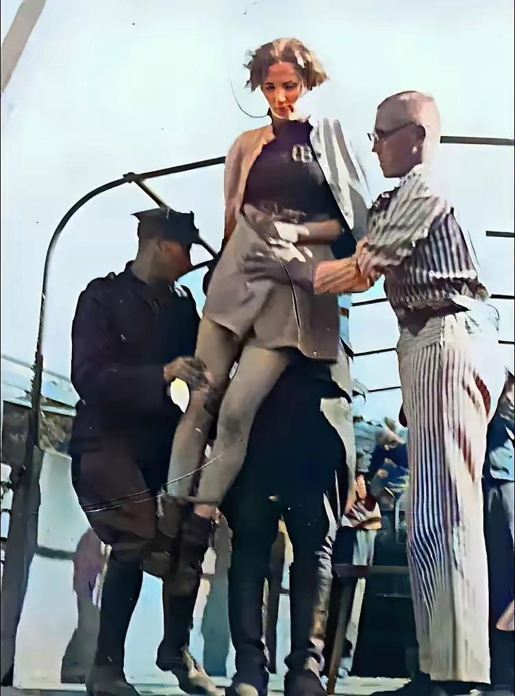 这是1946年,一名已经被绞死的德国女人,被波兰宪兵从绞刑架上慢慢抱