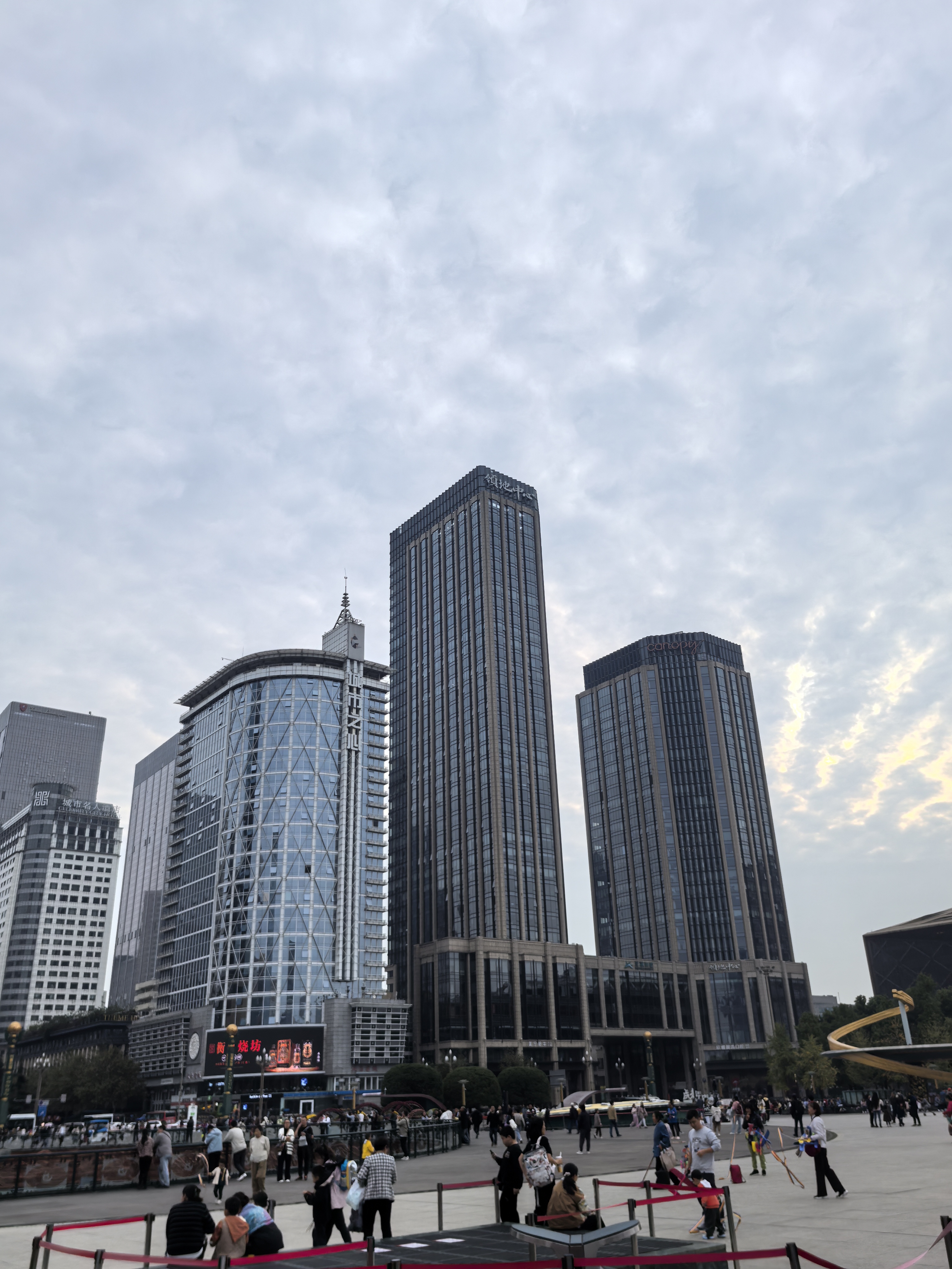 自广陵,赴蓉城. 扬一益二不虚名. 创新活力盈