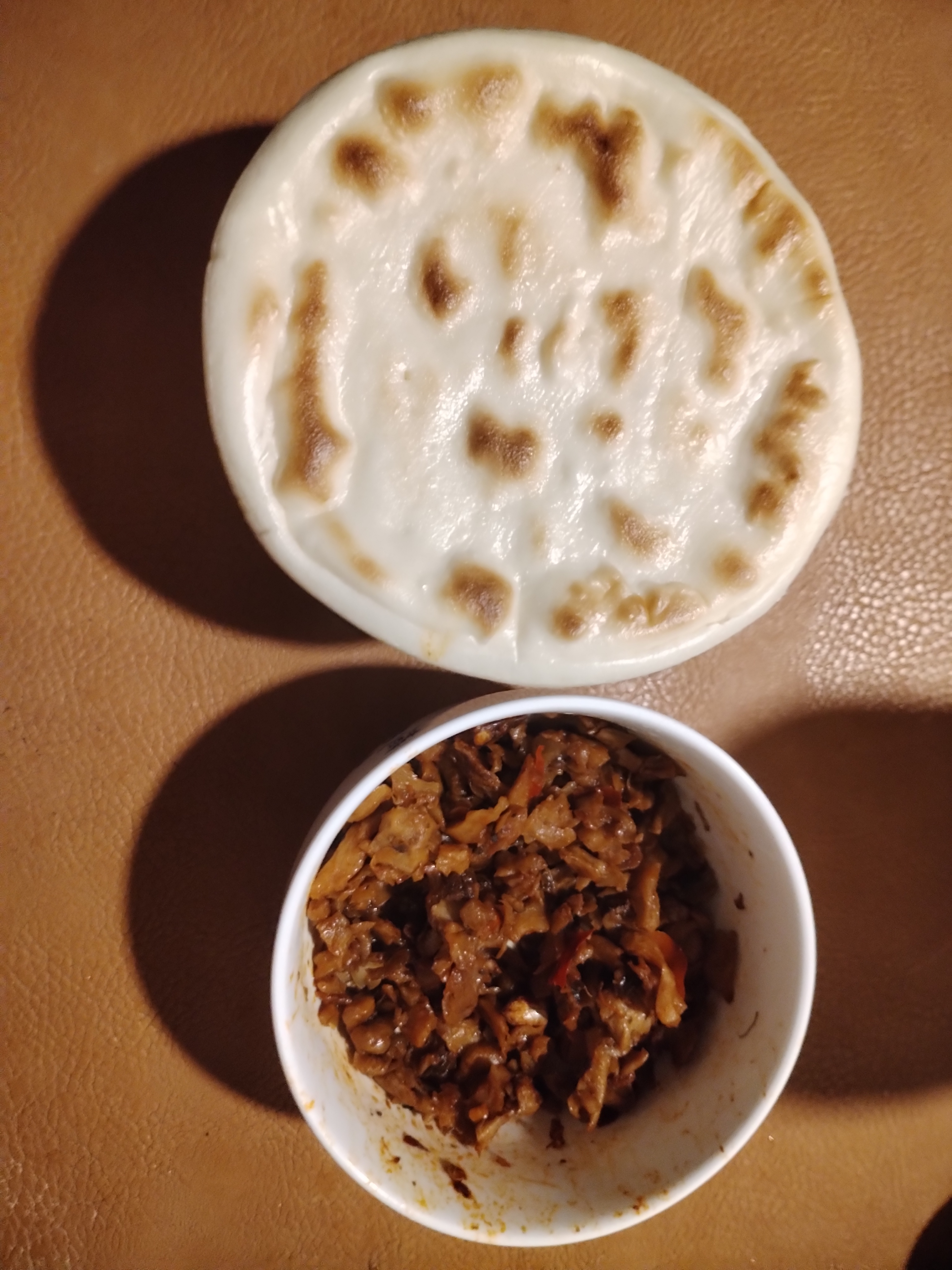 我特别喜欢吃这种原味的白吉馍放上锅里蒸热蓬松柔软一次能吃三四
