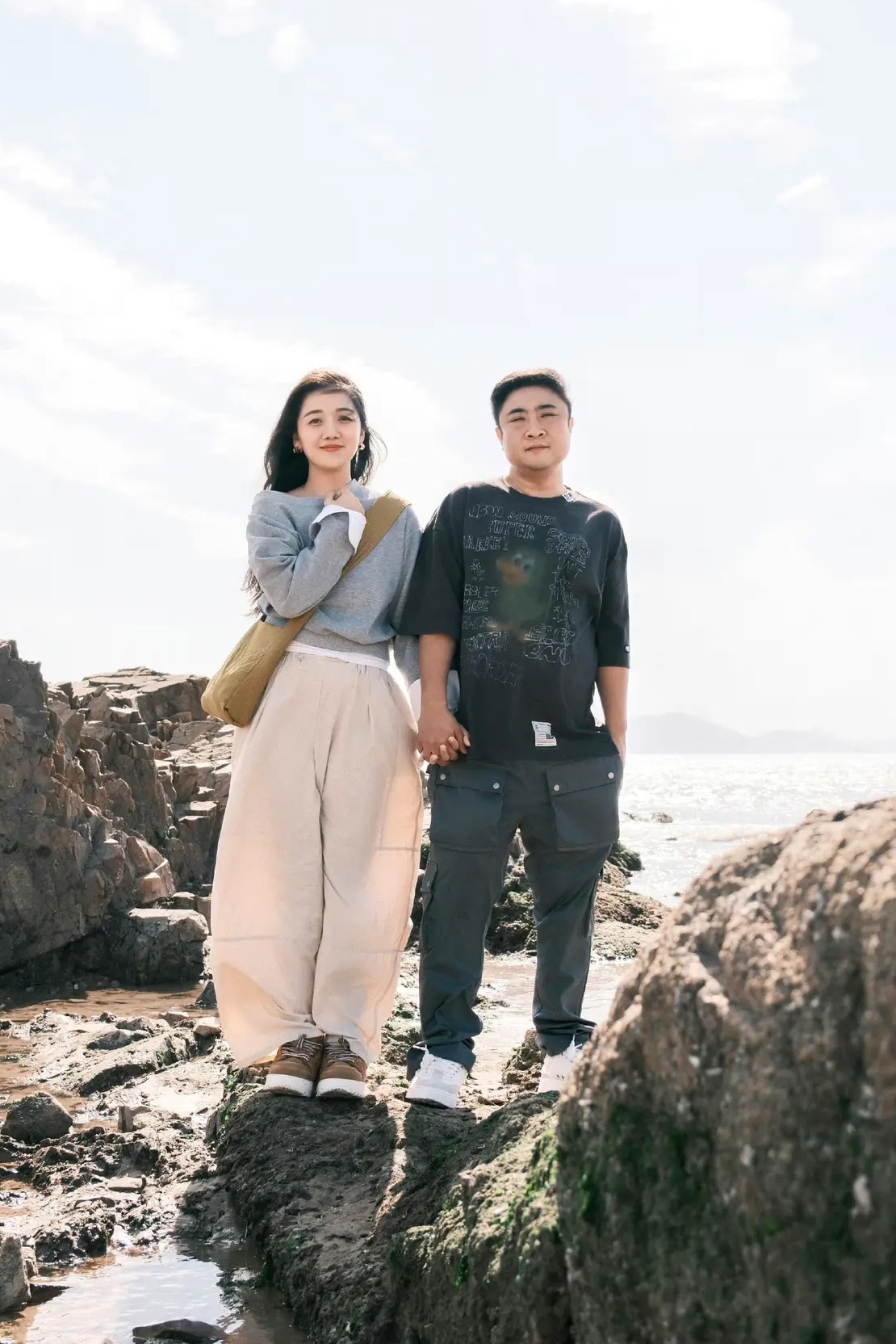 摆放着两碗热气腾普通夫妻合照夫妻普通合照真实情侣合照乔杉结婚照