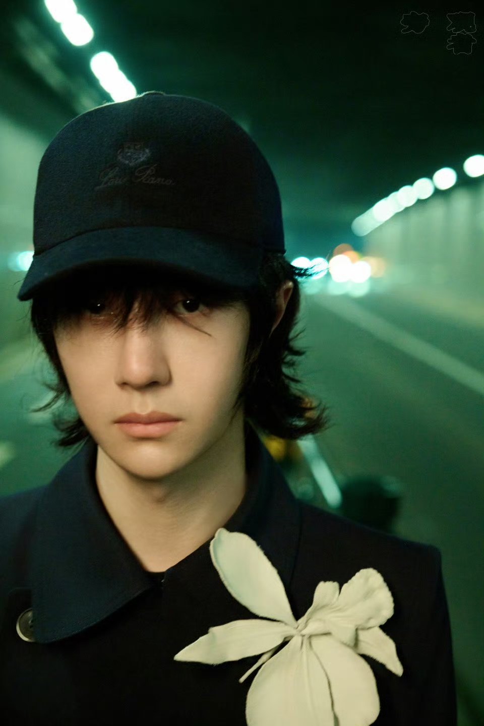 这是我没见过的王一博,果然帅哥能hold住的任何造型