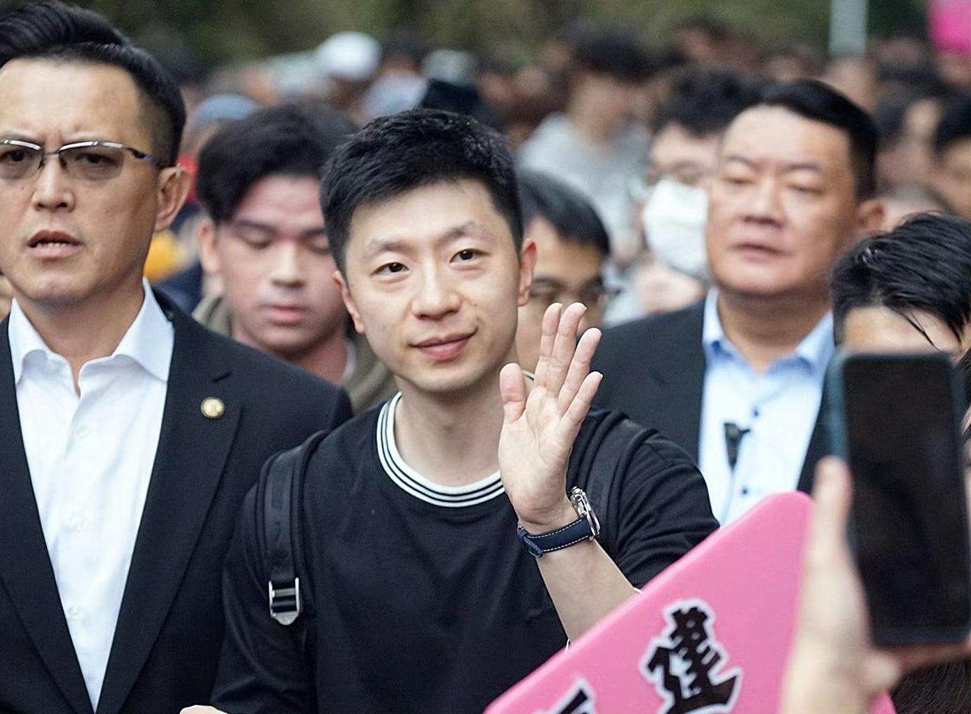 台媒背后蛐蛐马龙没和学生交流,刚好被马龙当场看见,尴尬的不是马龙