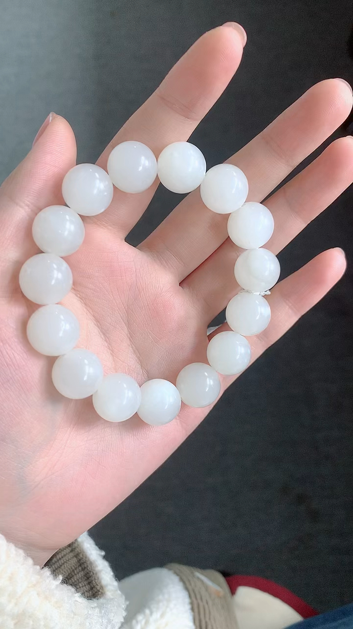 天然和田玉新疆黑山料羊脂白玉手串,颗颗圆润饱满