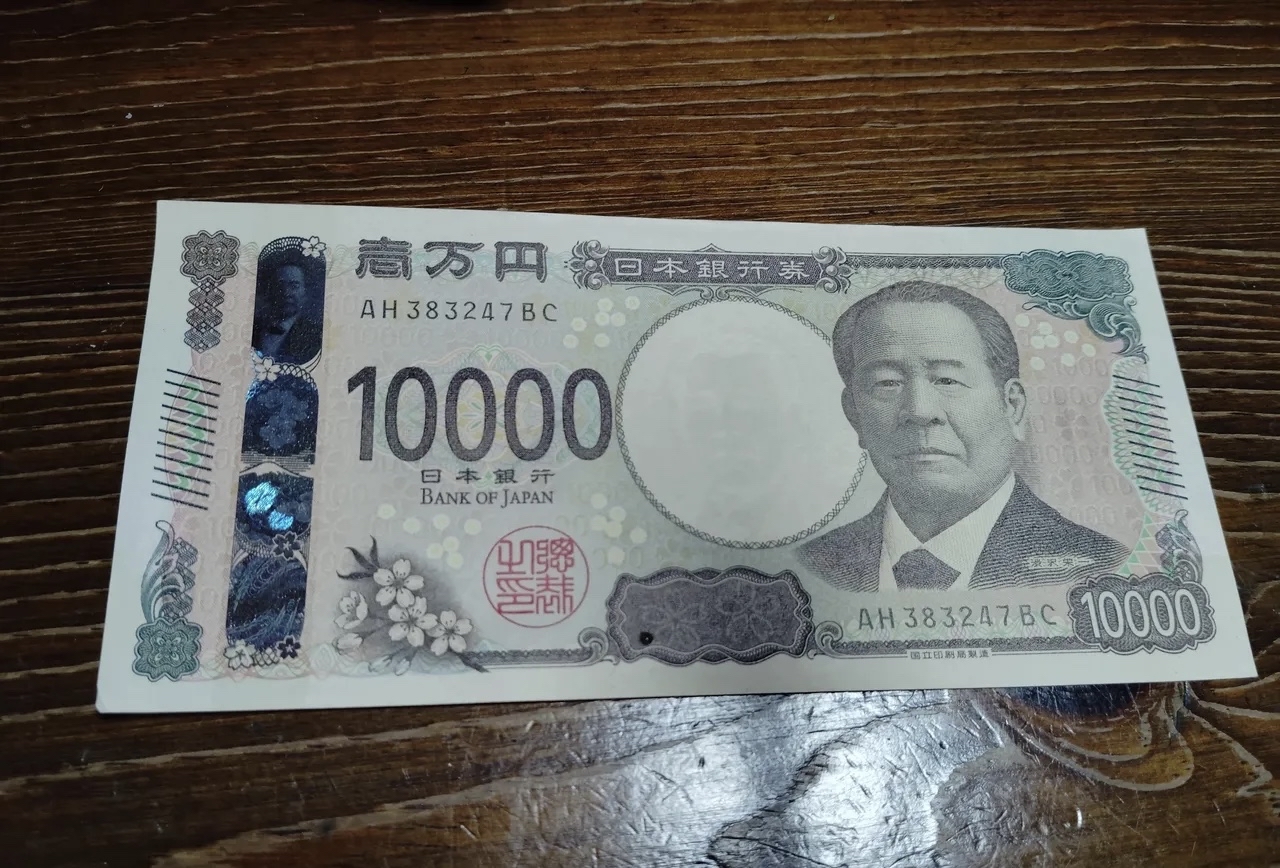 这是日本今年新发行的纸币,最大面额的一万日元,没想到如今这张纸币